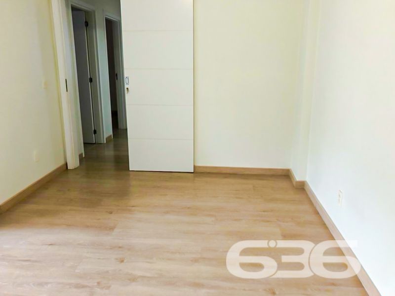 Seu novo lar no coração do Glória! Espaço, conforto e localização privilegiada em Joinville/SC

Se você busca um apartamento espaçoso, moderno e com excelente localização, esta é a sua oportunidade! Com 112,86m² de área averbada, este imóvel localizado no tradicional bairro Glória foi cuidadosamente reformado e atualizado para oferecer mais conforto, praticidade e funcionalidade.

O apartamento conta com 2 dormitórios, sendo uma suíte climatizada com ar-condicionado split e cama com colchão já inclusos. O segundo quarto também é climatizado e hoje funciona como um elegante home office, com bancada, armários planejados e roteador próprio — ideal para quem trabalha em home office ou precisa de um espaço de estudos.

A sala de estar e jantar é ampla, bem iluminada, e já conta com ar-condicionado e painel para TV. A sacada é integrada, oferecendo mais luz natural e ventilação para o ambiente.

A cozinha planejada é um dos destaques do imóvel: equipada com fogão cooktop, coifa, filtro de água e armários sob medida, além de uma charmosa bancada em granito para refeições rápidas. A lavanderia também está mobiliada e separada por porta, mantendo o ambiente funcional e organizado.

Os banheiros foram modernizados, com bancadas em mármore travertino, cubas sobrepostas, box em vidro e nichos embutidos. Detalhes que fazem toda a diferença!

Além disso, o imóvel conta com vaga de garagem coberta, portão eletrônico, interfone, móveis embutidos, dois roteadores Wi-Fi, fiação elétrica nova e climatização em todos os ambientes. A estrutura do condomínio conta com vigilância eletrônica e área de festas.

Localizado em rua pavimentada, com acesso rápido ao centro e às principais vias da cidade, o apartamento está próximo a escolas, transporte público, hospitais, mercados e demais serviços essenciais.

Agende agora mesmo sua visita com a 636 Negócios Imobiliários. São mais de 30 anos de tradição, segurança jurídica e excelência na mediação imobiliária. Aqui, você encontra mais do que imóveis — encontra confiança.
 
636 NEGÓCIOS IMOBILIÁRIOS: A SUA MELHOR ESCOLHA
Com mais de 30 anos de experiência, a 636 Negócios Imobiliários é sua parceira ideal para encontrar o imóvel perfeito. Estamos prontos para ajudá-lo a fazer deste imóvel o seu novo lar.
 
Telefone: (47) 3451-0636
WhatsApp: (47) 99190-0636
 
Não perca esta oportunidade única. Visite nosso site para mais informações: i636.com.br