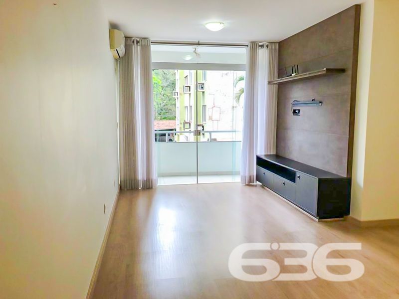 Seu novo lar no coração do Glória! Espaço, conforto e localização privilegiada em Joinville/SC

Se você busca um apartamento espaçoso, moderno e com excelente localização, esta é a sua oportunidade! Com 112,86m² de área averbada, este imóvel localizado no tradicional bairro Glória foi cuidadosamente reformado e atualizado para oferecer mais conforto, praticidade e funcionalidade.

O apartamento conta com 2 dormitórios, sendo uma suíte climatizada com ar-condicionado split e cama com colchão já inclusos. O segundo quarto também é climatizado e hoje funciona como um elegante home office, com bancada, armários planejados e roteador próprio — ideal para quem trabalha em home office ou precisa de um espaço de estudos.

A sala de estar e jantar é ampla, bem iluminada, e já conta com ar-condicionado e painel para TV. A sacada é integrada, oferecendo mais luz natural e ventilação para o ambiente.

A cozinha planejada é um dos destaques do imóvel: equipada com fogão cooktop, coifa, filtro de água e armários sob medida, além de uma charmosa bancada em granito para refeições rápidas. A lavanderia também está mobiliada e separada por porta, mantendo o ambiente funcional e organizado.

Os banheiros foram modernizados, com bancadas em mármore travertino, cubas sobrepostas, box em vidro e nichos embutidos. Detalhes que fazem toda a diferença!

Além disso, o imóvel conta com vaga de garagem coberta, portão eletrônico, interfone, móveis embutidos, dois roteadores Wi-Fi, fiação elétrica nova e climatização em todos os ambientes. A estrutura do condomínio conta com vigilância eletrônica e área de festas.

Localizado em rua pavimentada, com acesso rápido ao centro e às principais vias da cidade, o apartamento está próximo a escolas, transporte público, hospitais, mercados e demais serviços essenciais.

Agende agora mesmo sua visita com a 636 Negócios Imobiliários. São mais de 30 anos de tradição, segurança jurídica e excelência na mediação imobiliária. Aqui, você encontra mais do que imóveis — encontra confiança.
 
636 NEGÓCIOS IMOBILIÁRIOS: A SUA MELHOR ESCOLHA
Com mais de 30 anos de experiência, a 636 Negócios Imobiliários é sua parceira ideal para encontrar o imóvel perfeito. Estamos prontos para ajudá-lo a fazer deste imóvel o seu novo lar.
 
Telefone: (47) 3451-0636
WhatsApp: (47) 99190-0636
 
Não perca esta oportunidade única. Visite nosso site para mais informações: i636.com.br