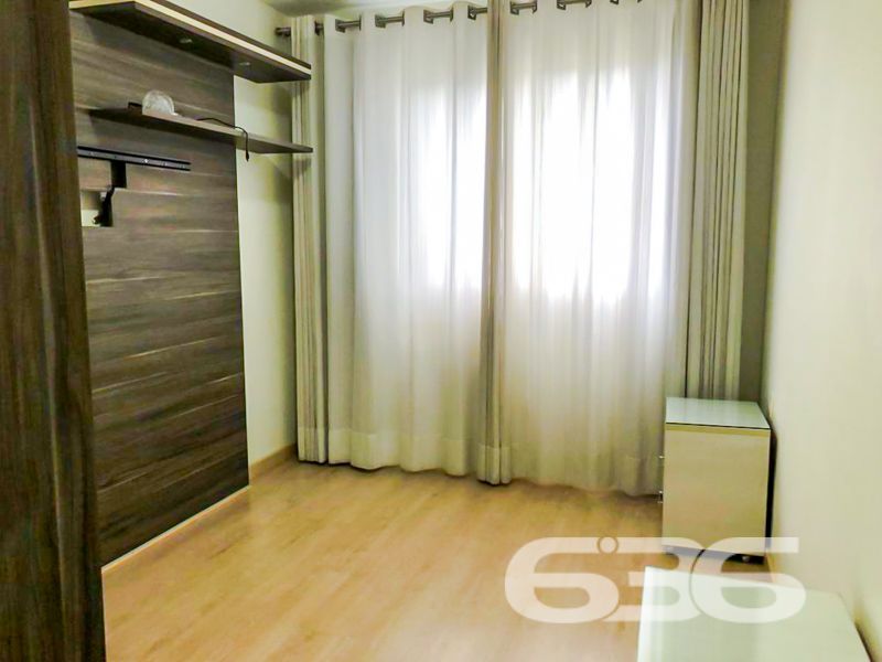 Seu novo lar no coração do Glória! Espaço, conforto e localização privilegiada em Joinville/SC

Se você busca um apartamento espaçoso, moderno e com excelente localização, esta é a sua oportunidade! Com 112,86m² de área averbada, este imóvel localizado no tradicional bairro Glória foi cuidadosamente reformado e atualizado para oferecer mais conforto, praticidade e funcionalidade.

O apartamento conta com 2 dormitórios, sendo uma suíte climatizada com ar-condicionado split e cama com colchão já inclusos. O segundo quarto também é climatizado e hoje funciona como um elegante home office, com bancada, armários planejados e roteador próprio — ideal para quem trabalha em home office ou precisa de um espaço de estudos.

A sala de estar e jantar é ampla, bem iluminada, e já conta com ar-condicionado e painel para TV. A sacada é integrada, oferecendo mais luz natural e ventilação para o ambiente.

A cozinha planejada é um dos destaques do imóvel: equipada com fogão cooktop, coifa, filtro de água e armários sob medida, além de uma charmosa bancada em granito para refeições rápidas. A lavanderia também está mobiliada e separada por porta, mantendo o ambiente funcional e organizado.

Os banheiros foram modernizados, com bancadas em mármore travertino, cubas sobrepostas, box em vidro e nichos embutidos. Detalhes que fazem toda a diferença!

Além disso, o imóvel conta com vaga de garagem coberta, portão eletrônico, interfone, móveis embutidos, dois roteadores Wi-Fi, fiação elétrica nova e climatização em todos os ambientes. A estrutura do condomínio conta com vigilância eletrônica e área de festas.

Localizado em rua pavimentada, com acesso rápido ao centro e às principais vias da cidade, o apartamento está próximo a escolas, transporte público, hospitais, mercados e demais serviços essenciais.

Agende agora mesmo sua visita com a 636 Negócios Imobiliários. São mais de 30 anos de tradição, segurança jurídica e excelência na mediação imobiliária. Aqui, você encontra mais do que imóveis — encontra confiança.
 
636 NEGÓCIOS IMOBILIÁRIOS: A SUA MELHOR ESCOLHA
Com mais de 30 anos de experiência, a 636 Negócios Imobiliários é sua parceira ideal para encontrar o imóvel perfeito. Estamos prontos para ajudá-lo a fazer deste imóvel o seu novo lar.
 
Telefone: (47) 3451-0636
WhatsApp: (47) 99190-0636
 
Não perca esta oportunidade única. Visite nosso site para mais informações: i636.com.br