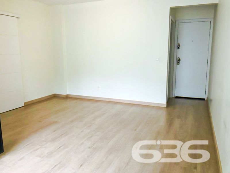 Seu novo lar no coração do Glória! Espaço, conforto e localização privilegiada em Joinville/SC

Se você busca um apartamento espaçoso, moderno e com excelente localização, esta é a sua oportunidade! Com 112,86m² de área averbada, este imóvel localizado no tradicional bairro Glória foi cuidadosamente reformado e atualizado para oferecer mais conforto, praticidade e funcionalidade.

O apartamento conta com 2 dormitórios, sendo uma suíte climatizada com ar-condicionado split e cama com colchão já inclusos. O segundo quarto também é climatizado e hoje funciona como um elegante home office, com bancada, armários planejados e roteador próprio — ideal para quem trabalha em home office ou precisa de um espaço de estudos.

A sala de estar e jantar é ampla, bem iluminada, e já conta com ar-condicionado e painel para TV. A sacada é integrada, oferecendo mais luz natural e ventilação para o ambiente.

A cozinha planejada é um dos destaques do imóvel: equipada com fogão cooktop, coifa, filtro de água e armários sob medida, além de uma charmosa bancada em granito para refeições rápidas. A lavanderia também está mobiliada e separada por porta, mantendo o ambiente funcional e organizado.

Os banheiros foram modernizados, com bancadas em mármore travertino, cubas sobrepostas, box em vidro e nichos embutidos. Detalhes que fazem toda a diferença!

Além disso, o imóvel conta com vaga de garagem coberta, portão eletrônico, interfone, móveis embutidos, dois roteadores Wi-Fi, fiação elétrica nova e climatização em todos os ambientes. A estrutura do condomínio conta com vigilância eletrônica e área de festas.

Localizado em rua pavimentada, com acesso rápido ao centro e às principais vias da cidade, o apartamento está próximo a escolas, transporte público, hospitais, mercados e demais serviços essenciais.

Agende agora mesmo sua visita com a 636 Negócios Imobiliários. São mais de 30 anos de tradição, segurança jurídica e excelência na mediação imobiliária. Aqui, você encontra mais do que imóveis — encontra confiança.
 
636 NEGÓCIOS IMOBILIÁRIOS: A SUA MELHOR ESCOLHA
Com mais de 30 anos de experiência, a 636 Negócios Imobiliários é sua parceira ideal para encontrar o imóvel perfeito. Estamos prontos para ajudá-lo a fazer deste imóvel o seu novo lar.
 
Telefone: (47) 3451-0636
WhatsApp: (47) 99190-0636
 
Não perca esta oportunidade única. Visite nosso site para mais informações: i636.com.br