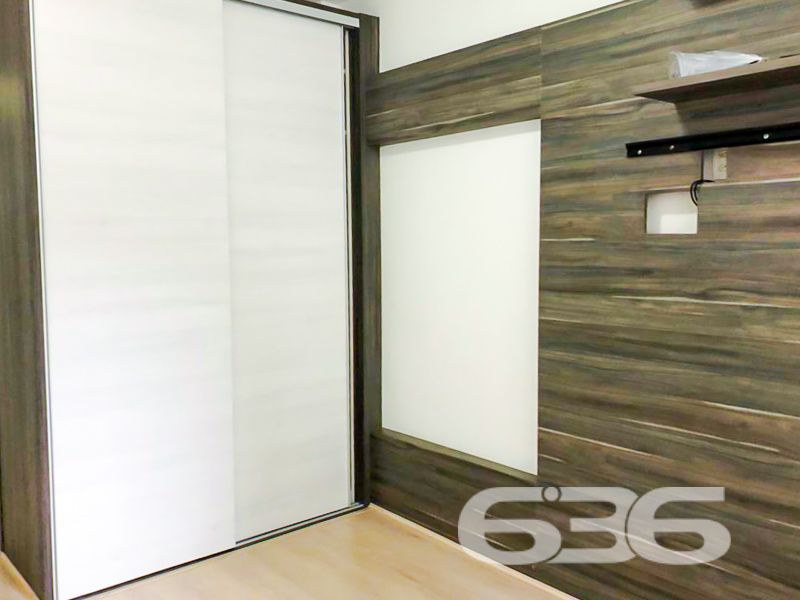 Seu novo lar no coração do Glória! Espaço, conforto e localização privilegiada em Joinville/SC

Se você busca um apartamento espaçoso, moderno e com excelente localização, esta é a sua oportunidade! Com 112,86m² de área averbada, este imóvel localizado no tradicional bairro Glória foi cuidadosamente reformado e atualizado para oferecer mais conforto, praticidade e funcionalidade.

O apartamento conta com 2 dormitórios, sendo uma suíte climatizada com ar-condicionado split e cama com colchão já inclusos. O segundo quarto também é climatizado e hoje funciona como um elegante home office, com bancada, armários planejados e roteador próprio — ideal para quem trabalha em home office ou precisa de um espaço de estudos.

A sala de estar e jantar é ampla, bem iluminada, e já conta com ar-condicionado e painel para TV. A sacada é integrada, oferecendo mais luz natural e ventilação para o ambiente.

A cozinha planejada é um dos destaques do imóvel: equipada com fogão cooktop, coifa, filtro de água e armários sob medida, além de uma charmosa bancada em granito para refeições rápidas. A lavanderia também está mobiliada e separada por porta, mantendo o ambiente funcional e organizado.

Os banheiros foram modernizados, com bancadas em mármore travertino, cubas sobrepostas, box em vidro e nichos embutidos. Detalhes que fazem toda a diferença!

Além disso, o imóvel conta com vaga de garagem coberta, portão eletrônico, interfone, móveis embutidos, dois roteadores Wi-Fi, fiação elétrica nova e climatização em todos os ambientes. A estrutura do condomínio conta com vigilância eletrônica e área de festas.

Localizado em rua pavimentada, com acesso rápido ao centro e às principais vias da cidade, o apartamento está próximo a escolas, transporte público, hospitais, mercados e demais serviços essenciais.

Agende agora mesmo sua visita com a 636 Negócios Imobiliários. São mais de 30 anos de tradição, segurança jurídica e excelência na mediação imobiliária. Aqui, você encontra mais do que imóveis — encontra confiança.
 
636 NEGÓCIOS IMOBILIÁRIOS: A SUA MELHOR ESCOLHA
Com mais de 30 anos de experiência, a 636 Negócios Imobiliários é sua parceira ideal para encontrar o imóvel perfeito. Estamos prontos para ajudá-lo a fazer deste imóvel o seu novo lar.
 
Telefone: (47) 3451-0636
WhatsApp: (47) 99190-0636
 
Não perca esta oportunidade única. Visite nosso site para mais informações: i636.com.br