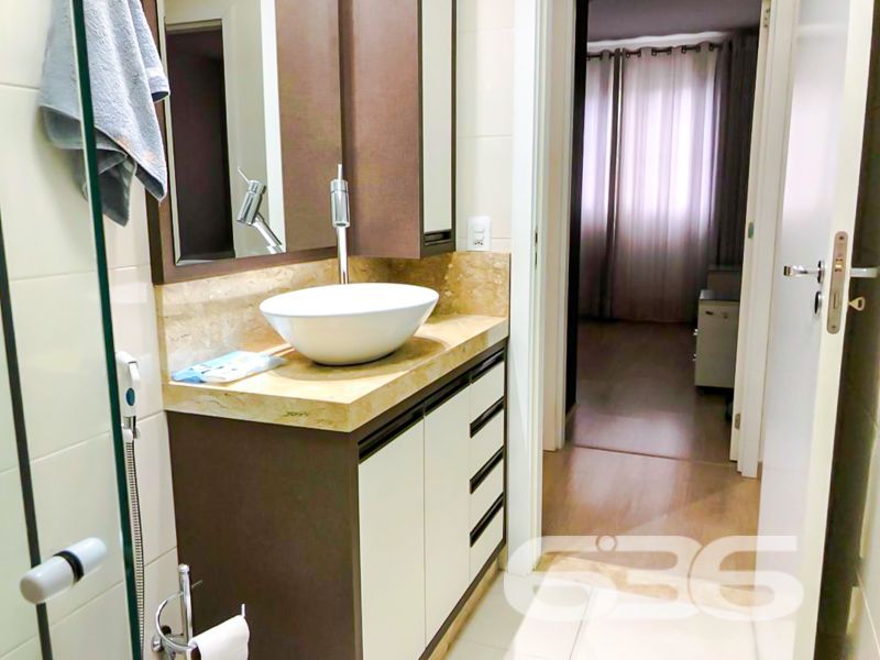 Seu novo lar no coração do Glória! Espaço, conforto e localização privilegiada em Joinville/SC

Se você busca um apartamento espaçoso, moderno e com excelente localização, esta é a sua oportunidade! Com 112,86m² de área averbada, este imóvel localizado no tradicional bairro Glória foi cuidadosamente reformado e atualizado para oferecer mais conforto, praticidade e funcionalidade.

O apartamento conta com 2 dormitórios, sendo uma suíte climatizada com ar-condicionado split e cama com colchão já inclusos. O segundo quarto também é climatizado e hoje funciona como um elegante home office, com bancada, armários planejados e roteador próprio — ideal para quem trabalha em home office ou precisa de um espaço de estudos.

A sala de estar e jantar é ampla, bem iluminada, e já conta com ar-condicionado e painel para TV. A sacada é integrada, oferecendo mais luz natural e ventilação para o ambiente.

A cozinha planejada é um dos destaques do imóvel: equipada com fogão cooktop, coifa, filtro de água e armários sob medida, além de uma charmosa bancada em granito para refeições rápidas. A lavanderia também está mobiliada e separada por porta, mantendo o ambiente funcional e organizado.

Os banheiros foram modernizados, com bancadas em mármore travertino, cubas sobrepostas, box em vidro e nichos embutidos. Detalhes que fazem toda a diferença!

Além disso, o imóvel conta com vaga de garagem coberta, portão eletrônico, interfone, móveis embutidos, dois roteadores Wi-Fi, fiação elétrica nova e climatização em todos os ambientes. A estrutura do condomínio conta com vigilância eletrônica e área de festas.

Localizado em rua pavimentada, com acesso rápido ao centro e às principais vias da cidade, o apartamento está próximo a escolas, transporte público, hospitais, mercados e demais serviços essenciais.

Agende agora mesmo sua visita com a 636 Negócios Imobiliários. São mais de 30 anos de tradição, segurança jurídica e excelência na mediação imobiliária. Aqui, você encontra mais do que imóveis — encontra confiança.
 
636 NEGÓCIOS IMOBILIÁRIOS: A SUA MELHOR ESCOLHA
Com mais de 30 anos de experiência, a 636 Negócios Imobiliários é sua parceira ideal para encontrar o imóvel perfeito. Estamos prontos para ajudá-lo a fazer deste imóvel o seu novo lar.
 
Telefone: (47) 3451-0636
WhatsApp: (47) 99190-0636
 
Não perca esta oportunidade única. Visite nosso site para mais informações: i636.com.br