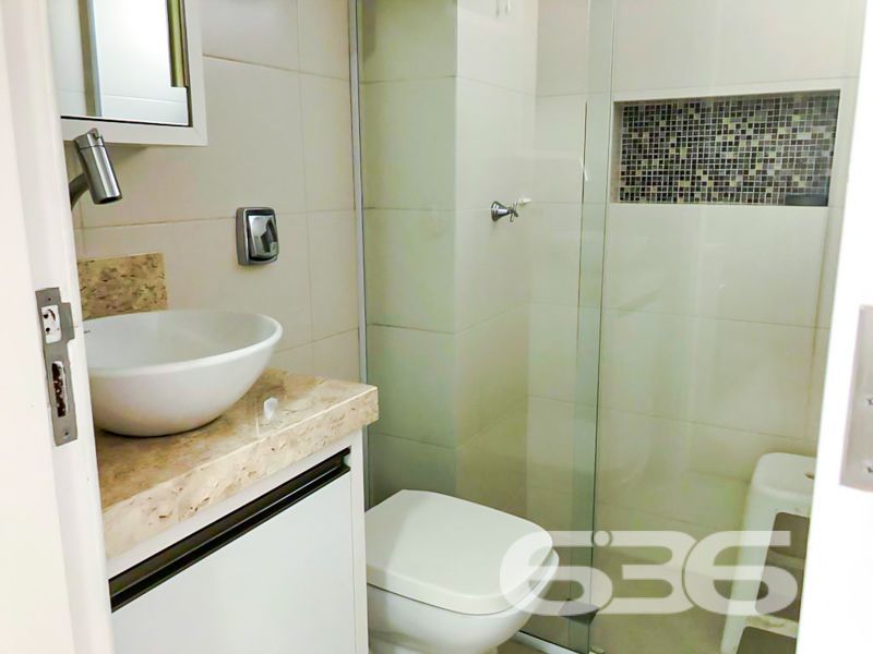 Seu novo lar no coração do Glória! Espaço, conforto e localização privilegiada em Joinville/SC

Se você busca um apartamento espaçoso, moderno e com excelente localização, esta é a sua oportunidade! Com 112,86m² de área averbada, este imóvel localizado no tradicional bairro Glória foi cuidadosamente reformado e atualizado para oferecer mais conforto, praticidade e funcionalidade.

O apartamento conta com 2 dormitórios, sendo uma suíte climatizada com ar-condicionado split e cama com colchão já inclusos. O segundo quarto também é climatizado e hoje funciona como um elegante home office, com bancada, armários planejados e roteador próprio — ideal para quem trabalha em home office ou precisa de um espaço de estudos.

A sala de estar e jantar é ampla, bem iluminada, e já conta com ar-condicionado e painel para TV. A sacada é integrada, oferecendo mais luz natural e ventilação para o ambiente.

A cozinha planejada é um dos destaques do imóvel: equipada com fogão cooktop, coifa, filtro de água e armários sob medida, além de uma charmosa bancada em granito para refeições rápidas. A lavanderia também está mobiliada e separada por porta, mantendo o ambiente funcional e organizado.

Os banheiros foram modernizados, com bancadas em mármore travertino, cubas sobrepostas, box em vidro e nichos embutidos. Detalhes que fazem toda a diferença!

Além disso, o imóvel conta com vaga de garagem coberta, portão eletrônico, interfone, móveis embutidos, dois roteadores Wi-Fi, fiação elétrica nova e climatização em todos os ambientes. A estrutura do condomínio conta com vigilância eletrônica e área de festas.

Localizado em rua pavimentada, com acesso rápido ao centro e às principais vias da cidade, o apartamento está próximo a escolas, transporte público, hospitais, mercados e demais serviços essenciais.

Agende agora mesmo sua visita com a 636 Negócios Imobiliários. São mais de 30 anos de tradição, segurança jurídica e excelência na mediação imobiliária. Aqui, você encontra mais do que imóveis — encontra confiança.
 
636 NEGÓCIOS IMOBILIÁRIOS: A SUA MELHOR ESCOLHA
Com mais de 30 anos de experiência, a 636 Negócios Imobiliários é sua parceira ideal para encontrar o imóvel perfeito. Estamos prontos para ajudá-lo a fazer deste imóvel o seu novo lar.
 
Telefone: (47) 3451-0636
WhatsApp: (47) 99190-0636
 
Não perca esta oportunidade única. Visite nosso site para mais informações: i636.com.br