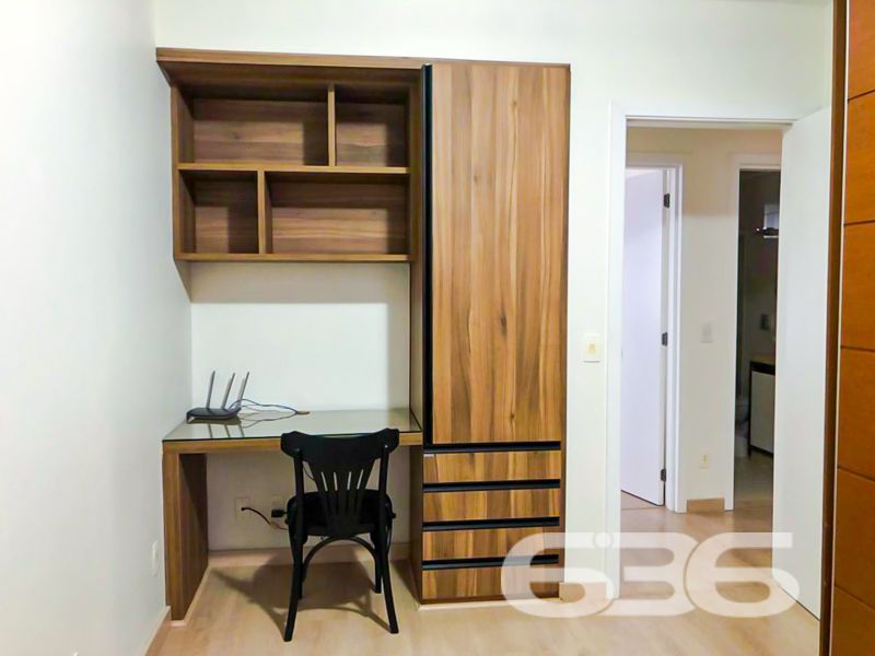 Seu novo lar no coração do Glória! Espaço, conforto e localização privilegiada em Joinville/SC

Se você busca um apartamento espaçoso, moderno e com excelente localização, esta é a sua oportunidade! Com 112,86m² de área averbada, este imóvel localizado no tradicional bairro Glória foi cuidadosamente reformado e atualizado para oferecer mais conforto, praticidade e funcionalidade.

O apartamento conta com 2 dormitórios, sendo uma suíte climatizada com ar-condicionado split e cama com colchão já inclusos. O segundo quarto também é climatizado e hoje funciona como um elegante home office, com bancada, armários planejados e roteador próprio — ideal para quem trabalha em home office ou precisa de um espaço de estudos.

A sala de estar e jantar é ampla, bem iluminada, e já conta com ar-condicionado e painel para TV. A sacada é integrada, oferecendo mais luz natural e ventilação para o ambiente.

A cozinha planejada é um dos destaques do imóvel: equipada com fogão cooktop, coifa, filtro de água e armários sob medida, além de uma charmosa bancada em granito para refeições rápidas. A lavanderia também está mobiliada e separada por porta, mantendo o ambiente funcional e organizado.

Os banheiros foram modernizados, com bancadas em mármore travertino, cubas sobrepostas, box em vidro e nichos embutidos. Detalhes que fazem toda a diferença!

Além disso, o imóvel conta com vaga de garagem coberta, portão eletrônico, interfone, móveis embutidos, dois roteadores Wi-Fi, fiação elétrica nova e climatização em todos os ambientes. A estrutura do condomínio conta com vigilância eletrônica e área de festas.

Localizado em rua pavimentada, com acesso rápido ao centro e às principais vias da cidade, o apartamento está próximo a escolas, transporte público, hospitais, mercados e demais serviços essenciais.

Agende agora mesmo sua visita com a 636 Negócios Imobiliários. São mais de 30 anos de tradição, segurança jurídica e excelência na mediação imobiliária. Aqui, você encontra mais do que imóveis — encontra confiança.
 
636 NEGÓCIOS IMOBILIÁRIOS: A SUA MELHOR ESCOLHA
Com mais de 30 anos de experiência, a 636 Negócios Imobiliários é sua parceira ideal para encontrar o imóvel perfeito. Estamos prontos para ajudá-lo a fazer deste imóvel o seu novo lar.
 
Telefone: (47) 3451-0636
WhatsApp: (47) 99190-0636
 
Não perca esta oportunidade única. Visite nosso site para mais informações: i636.com.br