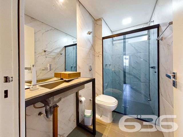 CONHEÇA ESTA OPORTUNIDADE DE APARTAMENTO NO BAIRRO GLÓRIA
Este é um super apartamento, modificado pelo arquiteto Cecyn, com 101,65m² de área privativa. Está situado no 4° piso de um ótimo residencial com elevador social, quadra poliesportiva, quiosque com churrasqueira, salão de festas e outras regalias.
No momento, sua composição conta com uma ampla suíte com closet, podendo ser transformada novamente em suíte + quarto. Além disso, dispõe também de sala de jantar e sala de estar, copa e cozinha conjugada, sacada, banheiro social e despensa. Ficam as mobílias.
Possui uma vaga de garagem coberta.
Está localizado no bairro Glória - um dos mais nobres da cidade - próximo de faculdades, escolas, shopping, hospitais, supermercados, restaurantes e demais serviços e estabelecimentos. Ou seja, você tem tudo o que mais deseja e precisa a poucos passos de casa.
Confira pessoalmente esse excelente imóvel agendando sua visita conosco!
Saiba mais:
Telefone: (47) 3451-0636
WhatsApp: (47) 99190-0636
Imobiliária 636.