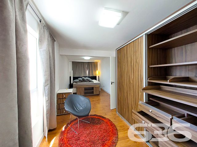 CONHEÇA ESTA OPORTUNIDADE DE APARTAMENTO NO BAIRRO GLÓRIA
Este é um super apartamento, modificado pelo arquiteto Cecyn, com 101,65m² de área privativa. Está situado no 4° piso de um ótimo residencial com elevador social, quadra poliesportiva, quiosque com churrasqueira, salão de festas e outras regalias.
No momento, sua composição conta com uma ampla suíte com closet, podendo ser transformada novamente em suíte + quarto. Além disso, dispõe também de sala de jantar e sala de estar, copa e cozinha conjugada, sacada, banheiro social e despensa. Ficam as mobílias.
Possui uma vaga de garagem coberta.
Está localizado no bairro Glória - um dos mais nobres da cidade - próximo de faculdades, escolas, shopping, hospitais, supermercados, restaurantes e demais serviços e estabelecimentos. Ou seja, você tem tudo o que mais deseja e precisa a poucos passos de casa.
Confira pessoalmente esse excelente imóvel agendando sua visita conosco!
Saiba mais:
Telefone: (47) 3451-0636
WhatsApp: (47) 99190-0636
Imobiliária 636.