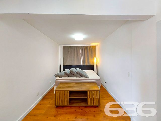 CONHEÇA ESTA OPORTUNIDADE DE APARTAMENTO NO BAIRRO GLÓRIA
Este é um super apartamento, modificado pelo arquiteto Cecyn, com 101,65m² de área privativa. Está situado no 4° piso de um ótimo residencial com elevador social, quadra poliesportiva, quiosque com churrasqueira, salão de festas e outras regalias.
No momento, sua composição conta com uma ampla suíte com closet, podendo ser transformada novamente em suíte + quarto. Além disso, dispõe também de sala de jantar e sala de estar, copa e cozinha conjugada, sacada, banheiro social e despensa. Ficam as mobílias.
Possui uma vaga de garagem coberta.
Está localizado no bairro Glória - um dos mais nobres da cidade - próximo de faculdades, escolas, shopping, hospitais, supermercados, restaurantes e demais serviços e estabelecimentos. Ou seja, você tem tudo o que mais deseja e precisa a poucos passos de casa.
Confira pessoalmente esse excelente imóvel agendando sua visita conosco!
Saiba mais:
Telefone: (47) 3451-0636
WhatsApp: (47) 99190-0636
Imobiliária 636.