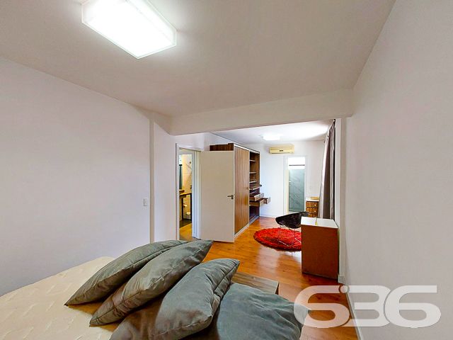 CONHEÇA ESTA OPORTUNIDADE DE APARTAMENTO NO BAIRRO GLÓRIA
Este é um super apartamento, modificado pelo arquiteto Cecyn, com 101,65m² de área privativa. Está situado no 4° piso de um ótimo residencial com elevador social, quadra poliesportiva, quiosque com churrasqueira, salão de festas e outras regalias.
No momento, sua composição conta com uma ampla suíte com closet, podendo ser transformada novamente em suíte + quarto. Além disso, dispõe também de sala de jantar e sala de estar, copa e cozinha conjugada, sacada, banheiro social e despensa. Ficam as mobílias.
Possui uma vaga de garagem coberta.
Está localizado no bairro Glória - um dos mais nobres da cidade - próximo de faculdades, escolas, shopping, hospitais, supermercados, restaurantes e demais serviços e estabelecimentos. Ou seja, você tem tudo o que mais deseja e precisa a poucos passos de casa.
Confira pessoalmente esse excelente imóvel agendando sua visita conosco!
Saiba mais:
Telefone: (47) 3451-0636
WhatsApp: (47) 99190-0636
Imobiliária 636.