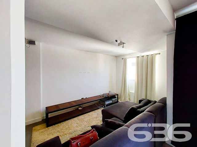 CONHEÇA ESTA OPORTUNIDADE DE APARTAMENTO NO BAIRRO GLÓRIA
Este é um super apartamento, modificado pelo arquiteto Cecyn, com 101,65m² de área privativa. Está situado no 4° piso de um ótimo residencial com elevador social, quadra poliesportiva, quiosque com churrasqueira, salão de festas e outras regalias.
No momento, sua composição conta com uma ampla suíte com closet, podendo ser transformada novamente em suíte + quarto. Além disso, dispõe também de sala de jantar e sala de estar, copa e cozinha conjugada, sacada, banheiro social e despensa. Ficam as mobílias.
Possui uma vaga de garagem coberta.
Está localizado no bairro Glória - um dos mais nobres da cidade - próximo de faculdades, escolas, shopping, hospitais, supermercados, restaurantes e demais serviços e estabelecimentos. Ou seja, você tem tudo o que mais deseja e precisa a poucos passos de casa.
Confira pessoalmente esse excelente imóvel agendando sua visita conosco!
Saiba mais:
Telefone: (47) 3451-0636
WhatsApp: (47) 99190-0636
Imobiliária 636.