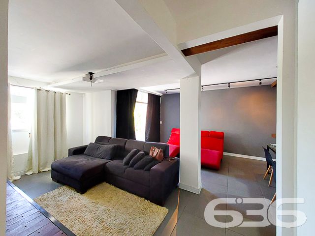 CONHEÇA ESTA OPORTUNIDADE DE APARTAMENTO NO BAIRRO GLÓRIA
Este é um super apartamento, modificado pelo arquiteto Cecyn, com 101,65m² de área privativa. Está situado no 4° piso de um ótimo residencial com elevador social, quadra poliesportiva, quiosque com churrasqueira, salão de festas e outras regalias.
No momento, sua composição conta com uma ampla suíte com closet, podendo ser transformada novamente em suíte + quarto. Além disso, dispõe também de sala de jantar e sala de estar, copa e cozinha conjugada, sacada, banheiro social e despensa. Ficam as mobílias.
Possui uma vaga de garagem coberta.
Está localizado no bairro Glória - um dos mais nobres da cidade - próximo de faculdades, escolas, shopping, hospitais, supermercados, restaurantes e demais serviços e estabelecimentos. Ou seja, você tem tudo o que mais deseja e precisa a poucos passos de casa.
Confira pessoalmente esse excelente imóvel agendando sua visita conosco!
Saiba mais:
Telefone: (47) 3451-0636
WhatsApp: (47) 99190-0636
Imobiliária 636.