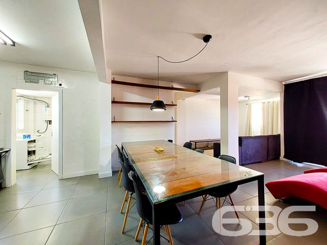 CONHEÇA ESTA OPORTUNIDADE DE APARTAMENTO NO BAIRRO GLÓRIA
Este é um super apartamento, modificado pelo arquiteto Cecyn, com 101,65m² de área privativa. Está situado no 4° piso de um ótimo residencial com elevador social, quadra poliesportiva, quiosque com churrasqueira, salão de festas e outras regalias.
No momento, sua composição conta com uma ampla suíte com closet, podendo ser transformada novamente em suíte + quarto. Além disso, dispõe também de sala de jantar e sala de estar, copa e cozinha conjugada, sacada, banheiro social e despensa. Ficam as mobílias.
Possui uma vaga de garagem coberta.
Está localizado no bairro Glória - um dos mais nobres da cidade - próximo de faculdades, escolas, shopping, hospitais, supermercados, restaurantes e demais serviços e estabelecimentos. Ou seja, você tem tudo o que mais deseja e precisa a poucos passos de casa.
Confira pessoalmente esse excelente imóvel agendando sua visita conosco!
Saiba mais:
Telefone: (47) 3451-0636
WhatsApp: (47) 99190-0636
Imobiliária 636.
