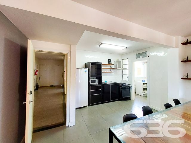CONHEÇA ESTA OPORTUNIDADE DE APARTAMENTO NO BAIRRO GLÓRIA
Este é um super apartamento, modificado pelo arquiteto Cecyn, com 101,65m² de área privativa. Está situado no 4° piso de um ótimo residencial com elevador social, quadra poliesportiva, quiosque com churrasqueira, salão de festas e outras regalias.
No momento, sua composição conta com uma ampla suíte com closet, podendo ser transformada novamente em suíte + quarto. Além disso, dispõe também de sala de jantar e sala de estar, copa e cozinha conjugada, sacada, banheiro social e despensa. Ficam as mobílias.
Possui uma vaga de garagem coberta.
Está localizado no bairro Glória - um dos mais nobres da cidade - próximo de faculdades, escolas, shopping, hospitais, supermercados, restaurantes e demais serviços e estabelecimentos. Ou seja, você tem tudo o que mais deseja e precisa a poucos passos de casa.
Confira pessoalmente esse excelente imóvel agendando sua visita conosco!
Saiba mais:
Telefone: (47) 3451-0636
WhatsApp: (47) 99190-0636
Imobiliária 636.