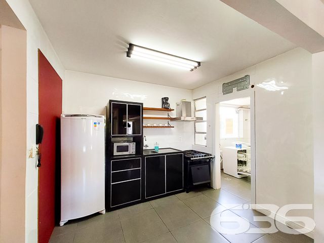 CONHEÇA ESTA OPORTUNIDADE DE APARTAMENTO NO BAIRRO GLÓRIA
Este é um super apartamento, modificado pelo arquiteto Cecyn, com 101,65m² de área privativa. Está situado no 4° piso de um ótimo residencial com elevador social, quadra poliesportiva, quiosque com churrasqueira, salão de festas e outras regalias.
No momento, sua composição conta com uma ampla suíte com closet, podendo ser transformada novamente em suíte + quarto. Além disso, dispõe também de sala de jantar e sala de estar, copa e cozinha conjugada, sacada, banheiro social e despensa. Ficam as mobílias.
Possui uma vaga de garagem coberta.
Está localizado no bairro Glória - um dos mais nobres da cidade - próximo de faculdades, escolas, shopping, hospitais, supermercados, restaurantes e demais serviços e estabelecimentos. Ou seja, você tem tudo o que mais deseja e precisa a poucos passos de casa.
Confira pessoalmente esse excelente imóvel agendando sua visita conosco!
Saiba mais:
Telefone: (47) 3451-0636
WhatsApp: (47) 99190-0636
Imobiliária 636.