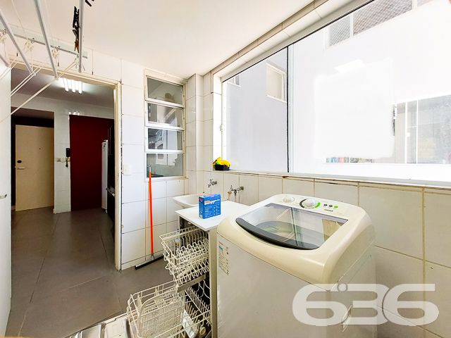 CONHEÇA ESTA OPORTUNIDADE DE APARTAMENTO NO BAIRRO GLÓRIA
Este é um super apartamento, modificado pelo arquiteto Cecyn, com 101,65m² de área privativa. Está situado no 4° piso de um ótimo residencial com elevador social, quadra poliesportiva, quiosque com churrasqueira, salão de festas e outras regalias.
No momento, sua composição conta com uma ampla suíte com closet, podendo ser transformada novamente em suíte + quarto. Além disso, dispõe também de sala de jantar e sala de estar, copa e cozinha conjugada, sacada, banheiro social e despensa. Ficam as mobílias.
Possui uma vaga de garagem coberta.
Está localizado no bairro Glória - um dos mais nobres da cidade - próximo de faculdades, escolas, shopping, hospitais, supermercados, restaurantes e demais serviços e estabelecimentos. Ou seja, você tem tudo o que mais deseja e precisa a poucos passos de casa.
Confira pessoalmente esse excelente imóvel agendando sua visita conosco!
Saiba mais:
Telefone: (47) 3451-0636
WhatsApp: (47) 99190-0636
Imobiliária 636.