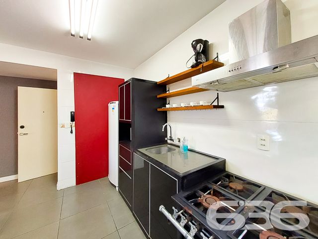 CONHEÇA ESTA OPORTUNIDADE DE APARTAMENTO NO BAIRRO GLÓRIA
Este é um super apartamento, modificado pelo arquiteto Cecyn, com 101,65m² de área privativa. Está situado no 4° piso de um ótimo residencial com elevador social, quadra poliesportiva, quiosque com churrasqueira, salão de festas e outras regalias.
No momento, sua composição conta com uma ampla suíte com closet, podendo ser transformada novamente em suíte + quarto. Além disso, dispõe também de sala de jantar e sala de estar, copa e cozinha conjugada, sacada, banheiro social e despensa. Ficam as mobílias.
Possui uma vaga de garagem coberta.
Está localizado no bairro Glória - um dos mais nobres da cidade - próximo de faculdades, escolas, shopping, hospitais, supermercados, restaurantes e demais serviços e estabelecimentos. Ou seja, você tem tudo o que mais deseja e precisa a poucos passos de casa.
Confira pessoalmente esse excelente imóvel agendando sua visita conosco!
Saiba mais:
Telefone: (47) 3451-0636
WhatsApp: (47) 99190-0636
Imobiliária 636.