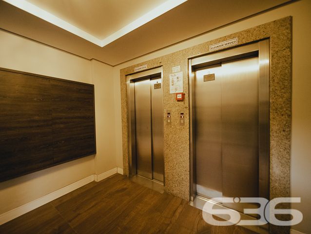 CONHEÇA ESTA OPORTUNIDADE DE APARTAMENTO NO BAIRRO GLÓRIA
Este é um super apartamento, modificado pelo arquiteto Cecyn, com 101,65m² de área privativa. Está situado no 4° piso de um ótimo residencial com elevador social, quadra poliesportiva, quiosque com churrasqueira, salão de festas e outras regalias.
No momento, sua composição conta com uma ampla suíte com closet, podendo ser transformada novamente em suíte + quarto. Além disso, dispõe também de sala de jantar e sala de estar, copa e cozinha conjugada, sacada, banheiro social e despensa. Ficam as mobílias.
Possui uma vaga de garagem coberta.
Está localizado no bairro Glória - um dos mais nobres da cidade - próximo de faculdades, escolas, shopping, hospitais, supermercados, restaurantes e demais serviços e estabelecimentos. Ou seja, você tem tudo o que mais deseja e precisa a poucos passos de casa.
Confira pessoalmente esse excelente imóvel agendando sua visita conosco!
Saiba mais:
Telefone: (47) 3451-0636
WhatsApp: (47) 99190-0636
Imobiliária 636.