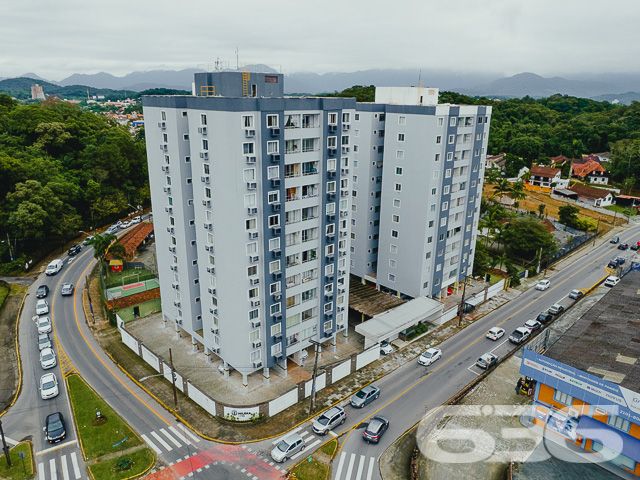 CONHEÇA ESTA OPORTUNIDADE DE APARTAMENTO NO BAIRRO GLÓRIA
Este é um super apartamento, modificado pelo arquiteto Cecyn, com 101,65m² de área privativa. Está situado no 4° piso de um ótimo residencial com elevador social, quadra poliesportiva, quiosque com churrasqueira, salão de festas e outras regalias.
No momento, sua composição conta com uma ampla suíte com closet, podendo ser transformada novamente em suíte + quarto. Além disso, dispõe também de sala de jantar e sala de estar, copa e cozinha conjugada, sacada, banheiro social e despensa. Ficam as mobílias.
Possui uma vaga de garagem coberta.
Está localizado no bairro Glória - um dos mais nobres da cidade - próximo de faculdades, escolas, shopping, hospitais, supermercados, restaurantes e demais serviços e estabelecimentos. Ou seja, você tem tudo o que mais deseja e precisa a poucos passos de casa.
Confira pessoalmente esse excelente imóvel agendando sua visita conosco!
Saiba mais:
Telefone: (47) 3451-0636
WhatsApp: (47) 99190-0636
Imobiliária 636.