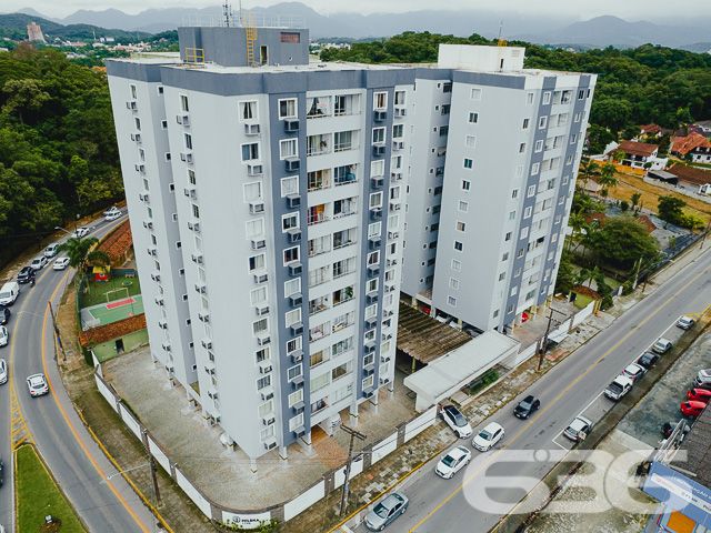 CONHEÇA ESTA OPORTUNIDADE DE APARTAMENTO NO BAIRRO GLÓRIA
Este é um super apartamento, modificado pelo arquiteto Cecyn, com 101,65m² de área privativa. Está situado no 4° piso de um ótimo residencial com elevador social, quadra poliesportiva, quiosque com churrasqueira, salão de festas e outras regalias.
No momento, sua composição conta com uma ampla suíte com closet, podendo ser transformada novamente em suíte + quarto. Além disso, dispõe também de sala de jantar e sala de estar, copa e cozinha conjugada, sacada, banheiro social e despensa. Ficam as mobílias.
Possui uma vaga de garagem coberta.
Está localizado no bairro Glória - um dos mais nobres da cidade - próximo de faculdades, escolas, shopping, hospitais, supermercados, restaurantes e demais serviços e estabelecimentos. Ou seja, você tem tudo o que mais deseja e precisa a poucos passos de casa.
Confira pessoalmente esse excelente imóvel agendando sua visita conosco!
Saiba mais:
Telefone: (47) 3451-0636
WhatsApp: (47) 99190-0636
Imobiliária 636.