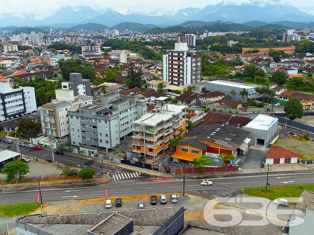 APARTAMENTO COM SUÍTE + DORMITÓRIO NO BAIRRO SANTO ANTÔNIO

Descubra o equilíbrio perfeito entre conforto e estilo neste encantador apartamento no bairro Santo Antônio. Com 65m² de área privativa, este imóvel é um verdadeiro refúgio urbano, oferecendo 2 dormitórios aconchegantes, incluindo uma suíte, sala de estar e jantar integradas, cozinha prática, sacada e um banheiro social.

A vida aqui é facilitada com uma vaga de garagem coberta, garantindo segurança e comodidade para o seu dia a dia. A sacada é um convite para momentos de relaxamento e contemplação, perfeita para desfrutar de um café pela manhã ou um livro ao entardecer.

Localizado no coração do bairro Santo Antônio, este apartamento está cercado por uma infraestrutura completa. Escolas, universidades, supermercados, shopping centers, farmácias, academias e uma variedade de lojas e comércios estão a poucos passos de distância, tornando sua rotina mais prática e agradável.

Na 636 Negócios Imobiliários, estamos comprometidos em ajudá-lo a encontrar o imóvel ideal. Para mais informações e agendar uma visita, entre em contato conosco pelo telefone (47) 3451-0636 ou WhatsApp (47) 99190-0636.

Este e outros milhares de imóveis no site: i636.com.br