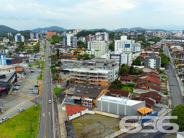 APARTAMENTO COM SUÍTE + DORMITÓRIO NO BAIRRO SANTO ANTÔNIO

Descubra o equilíbrio perfeito entre conforto e estilo neste encantador apartamento no bairro Santo Antônio. Com 65m² de área privativa, este imóvel é um verdadeiro refúgio urbano, oferecendo 2 dormitórios aconchegantes, incluindo uma suíte, sala de estar e jantar integradas, cozinha prática, sacada e um banheiro social.

A vida aqui é facilitada com uma vaga de garagem coberta, garantindo segurança e comodidade para o seu dia a dia. A sacada é um convite para momentos de relaxamento e contemplação, perfeita para desfrutar de um café pela manhã ou um livro ao entardecer.

Localizado no coração do bairro Santo Antônio, este apartamento está cercado por uma infraestrutura completa. Escolas, universidades, supermercados, shopping centers, farmácias, academias e uma variedade de lojas e comércios estão a poucos passos de distância, tornando sua rotina mais prática e agradável.

Na 636 Negócios Imobiliários, estamos comprometidos em ajudá-lo a encontrar o imóvel ideal. Para mais informações e agendar uma visita, entre em contato conosco pelo telefone (47) 3451-0636 ou WhatsApp (47) 99190-0636.

Este e outros milhares de imóveis no site: i636.com.br