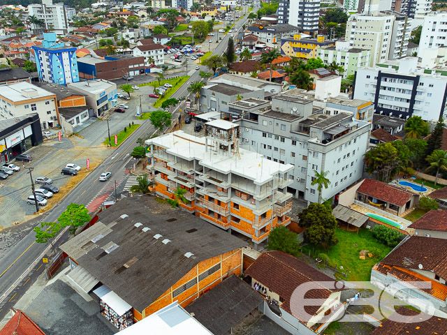 APARTAMENTO COM SUÍTE + DORMITÓRIO NO BAIRRO SANTO ANTÔNIO

Descubra o equilíbrio perfeito entre conforto e estilo neste encantador apartamento no bairro Santo Antônio. Com 65m² de área privativa, este imóvel é um verdadeiro refúgio urbano, oferecendo 2 dormitórios aconchegantes, incluindo uma suíte, sala de estar e jantar integradas, cozinha prática, sacada e um banheiro social.

A vida aqui é facilitada com uma vaga de garagem coberta, garantindo segurança e comodidade para o seu dia a dia. A sacada é um convite para momentos de relaxamento e contemplação, perfeita para desfrutar de um café pela manhã ou um livro ao entardecer.

Localizado no coração do bairro Santo Antônio, este apartamento está cercado por uma infraestrutura completa. Escolas, universidades, supermercados, shopping centers, farmácias, academias e uma variedade de lojas e comércios estão a poucos passos de distância, tornando sua rotina mais prática e agradável.

Na 636 Negócios Imobiliários, estamos comprometidos em ajudá-lo a encontrar o imóvel ideal. Para mais informações e agendar uma visita, entre em contato conosco pelo telefone (47) 3451-0636 ou WhatsApp (47) 99190-0636.

Este e outros milhares de imóveis no site: i636.com.br
