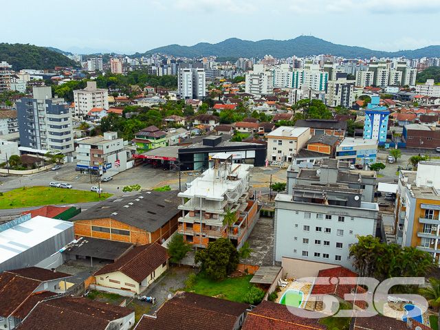 APARTAMENTO COM SUÍTE + DORMITÓRIO NO BAIRRO SANTO ANTÔNIO

Descubra o equilíbrio perfeito entre conforto e estilo neste encantador apartamento no bairro Santo Antônio. Com 65m² de área privativa, este imóvel é um verdadeiro refúgio urbano, oferecendo 2 dormitórios aconchegantes, incluindo uma suíte, sala de estar e jantar integradas, cozinha prática, sacada e um banheiro social.

A vida aqui é facilitada com uma vaga de garagem coberta, garantindo segurança e comodidade para o seu dia a dia. A sacada é um convite para momentos de relaxamento e contemplação, perfeita para desfrutar de um café pela manhã ou um livro ao entardecer.

Localizado no coração do bairro Santo Antônio, este apartamento está cercado por uma infraestrutura completa. Escolas, universidades, supermercados, shopping centers, farmácias, academias e uma variedade de lojas e comércios estão a poucos passos de distância, tornando sua rotina mais prática e agradável.

Na 636 Negócios Imobiliários, estamos comprometidos em ajudá-lo a encontrar o imóvel ideal. Para mais informações e agendar uma visita, entre em contato conosco pelo telefone (47) 3451-0636 ou WhatsApp (47) 99190-0636.

Este e outros milhares de imóveis no site: i636.com.br