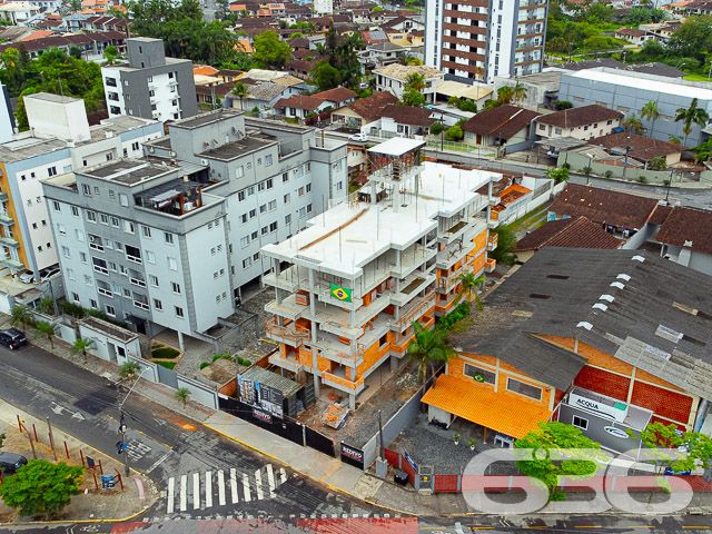 APARTAMENTO COM SUÍTE + DORMITÓRIO NO BAIRRO SANTO ANTÔNIO

Descubra o equilíbrio perfeito entre conforto e estilo neste encantador apartamento no bairro Santo Antônio. Com 65m² de área privativa, este imóvel é um verdadeiro refúgio urbano, oferecendo 2 dormitórios aconchegantes, incluindo uma suíte, sala de estar e jantar integradas, cozinha prática, sacada e um banheiro social.

A vida aqui é facilitada com uma vaga de garagem coberta, garantindo segurança e comodidade para o seu dia a dia. A sacada é um convite para momentos de relaxamento e contemplação, perfeita para desfrutar de um café pela manhã ou um livro ao entardecer.

Localizado no coração do bairro Santo Antônio, este apartamento está cercado por uma infraestrutura completa. Escolas, universidades, supermercados, shopping centers, farmácias, academias e uma variedade de lojas e comércios estão a poucos passos de distância, tornando sua rotina mais prática e agradável.

Na 636 Negócios Imobiliários, estamos comprometidos em ajudá-lo a encontrar o imóvel ideal. Para mais informações e agendar uma visita, entre em contato conosco pelo telefone (47) 3451-0636 ou WhatsApp (47) 99190-0636.

Este e outros milhares de imóveis no site: i636.com.br