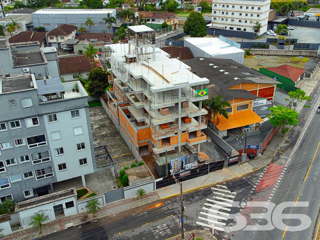 APARTAMENTO COM SUÍTE + DORMITÓRIO NO BAIRRO SANTO ANTÔNIO

Descubra o equilíbrio perfeito entre conforto e estilo neste encantador apartamento no bairro Santo Antônio. Com 65m² de área privativa, este imóvel é um verdadeiro refúgio urbano, oferecendo 2 dormitórios aconchegantes, incluindo uma suíte, sala de estar e jantar integradas, cozinha prática, sacada e um banheiro social.

A vida aqui é facilitada com uma vaga de garagem coberta, garantindo segurança e comodidade para o seu dia a dia. A sacada é um convite para momentos de relaxamento e contemplação, perfeita para desfrutar de um café pela manhã ou um livro ao entardecer.

Localizado no coração do bairro Santo Antônio, este apartamento está cercado por uma infraestrutura completa. Escolas, universidades, supermercados, shopping centers, farmácias, academias e uma variedade de lojas e comércios estão a poucos passos de distância, tornando sua rotina mais prática e agradável.

Na 636 Negócios Imobiliários, estamos comprometidos em ajudá-lo a encontrar o imóvel ideal. Para mais informações e agendar uma visita, entre em contato conosco pelo telefone (47) 3451-0636 ou WhatsApp (47) 99190-0636.

Este e outros milhares de imóveis no site: i636.com.br