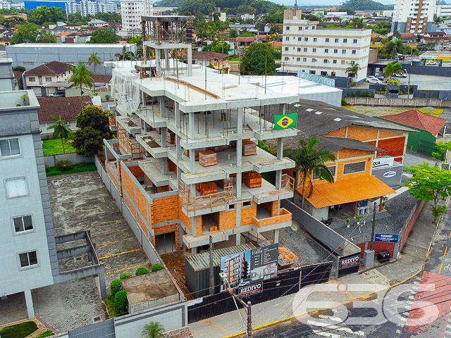 APARTAMENTO COM SUÍTE + DORMITÓRIO NO BAIRRO SANTO ANTÔNIO

Descubra o equilíbrio perfeito entre conforto e estilo neste encantador apartamento no bairro Santo Antônio. Com 65m² de área privativa, este imóvel é um verdadeiro refúgio urbano, oferecendo 2 dormitórios aconchegantes, incluindo uma suíte, sala de estar e jantar integradas, cozinha prática, sacada e um banheiro social.

A vida aqui é facilitada com uma vaga de garagem coberta, garantindo segurança e comodidade para o seu dia a dia. A sacada é um convite para momentos de relaxamento e contemplação, perfeita para desfrutar de um café pela manhã ou um livro ao entardecer.

Localizado no coração do bairro Santo Antônio, este apartamento está cercado por uma infraestrutura completa. Escolas, universidades, supermercados, shopping centers, farmácias, academias e uma variedade de lojas e comércios estão a poucos passos de distância, tornando sua rotina mais prática e agradável.

Na 636 Negócios Imobiliários, estamos comprometidos em ajudá-lo a encontrar o imóvel ideal. Para mais informações e agendar uma visita, entre em contato conosco pelo telefone (47) 3451-0636 ou WhatsApp (47) 99190-0636.

Este e outros milhares de imóveis no site: i636.com.br