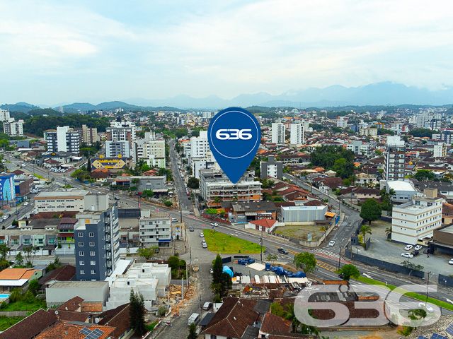 APARTAMENTO COM SUÍTE + DORMITÓRIO NO BAIRRO SANTO ANTÔNIO

Descubra o equilíbrio perfeito entre conforto e estilo neste encantador apartamento no bairro Santo Antônio. Com 65m² de área privativa, este imóvel é um verdadeiro refúgio urbano, oferecendo 2 dormitórios aconchegantes, incluindo uma suíte, sala de estar e jantar integradas, cozinha prática, sacada e um banheiro social.

A vida aqui é facilitada com uma vaga de garagem coberta, garantindo segurança e comodidade para o seu dia a dia. A sacada é um convite para momentos de relaxamento e contemplação, perfeita para desfrutar de um café pela manhã ou um livro ao entardecer.

Localizado no coração do bairro Santo Antônio, este apartamento está cercado por uma infraestrutura completa. Escolas, universidades, supermercados, shopping centers, farmácias, academias e uma variedade de lojas e comércios estão a poucos passos de distância, tornando sua rotina mais prática e agradável.

Na 636 Negócios Imobiliários, estamos comprometidos em ajudá-lo a encontrar o imóvel ideal. Para mais informações e agendar uma visita, entre em contato conosco pelo telefone (47) 3451-0636 ou WhatsApp (47) 99190-0636.

Este e outros milhares de imóveis no site: i636.com.br