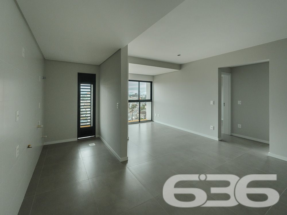 COBERTURA PLANA À VENDA NO BAIRRO ANITA GARIBALDI – JOINVILLE/SC –  ESTUDA PERMUTA

Se o seu próximo imóvel precisa ser novo, bem localizado, com excelente padrão de acabamento e pronto para ser moldado ao seu estilo de vida, essa cobertura plana no bairro Anita Garibaldi é a escolha perfeita!

Com 124,85m² de área, este imóvel oferece um layout inteligente e acabamento de alto padrão. A ampla área social integra sala de estar e jantar com cozinha em conceito aberto. A luminosidade natural é garantida por janelas amplas com vista panorâmica da cidade, além de uma charmosa churrasqueira privativa na área social. Estuda permuta.

A composição do imóvel inclui:
* 1 suíte ampla
* 1 dormitório
* 1 banheiro social + 1 lavabo
* Área de serviço separada
* Garagem coberta
* Fechadura digital de alta segurança

Se você procura exclusividade, segurança, ótima localização e valorização, agende agora mesmo sua visita com a equipe da 636 Negócios Imobiliários. São mais de 30 anos de experiência em mediação imobiliária, oferecendo segurança técnica, jurídica e excelência no atendimento. Aqui, você encontra mais do que imóveis: você encontra oportunidades sólidas de viver bem e investir com inteligência.

Agende sua visita!

 636 NEGÓCIOS IMOBILIÁRIOS: A SUA MELHOR ESCOLHA
Com mais de 30 anos de experiência, a 636 Negócios Imobiliários é sua parceira ideal para encontrar o imóvel perfeito. Estamos prontos para ajudá-lo a fazer deste imóvel o seu novo lar.
 
Telefone: (47) 3451-0636
WhatsApp: (47) 99190-0636
 
Não perca esta oportunidade única. Visite nosso site para mais informações: i636.com.br