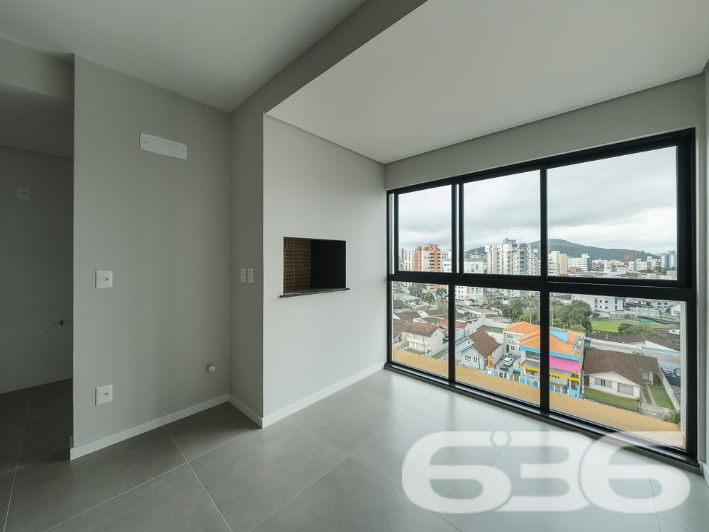 COBERTURA PLANA À VENDA NO BAIRRO ANITA GARIBALDI – JOINVILLE/SC –  ESTUDA PERMUTA

Se o seu próximo imóvel precisa ser novo, bem localizado, com excelente padrão de acabamento e pronto para ser moldado ao seu estilo de vida, essa cobertura plana no bairro Anita Garibaldi é a escolha perfeita!

Com 124,85m² de área, este imóvel oferece um layout inteligente e acabamento de alto padrão. A ampla área social integra sala de estar e jantar com cozinha em conceito aberto. A luminosidade natural é garantida por janelas amplas com vista panorâmica da cidade, além de uma charmosa churrasqueira privativa na área social. Estuda permuta.

A composição do imóvel inclui:
* 1 suíte ampla
* 1 dormitório
* 1 banheiro social + 1 lavabo
* Área de serviço separada
* Garagem coberta
* Fechadura digital de alta segurança

Se você procura exclusividade, segurança, ótima localização e valorização, agende agora mesmo sua visita com a equipe da 636 Negócios Imobiliários. São mais de 30 anos de experiência em mediação imobiliária, oferecendo segurança técnica, jurídica e excelência no atendimento. Aqui, você encontra mais do que imóveis: você encontra oportunidades sólidas de viver bem e investir com inteligência.

Agende sua visita!

 636 NEGÓCIOS IMOBILIÁRIOS: A SUA MELHOR ESCOLHA
Com mais de 30 anos de experiência, a 636 Negócios Imobiliários é sua parceira ideal para encontrar o imóvel perfeito. Estamos prontos para ajudá-lo a fazer deste imóvel o seu novo lar.
 
Telefone: (47) 3451-0636
WhatsApp: (47) 99190-0636
 
Não perca esta oportunidade única. Visite nosso site para mais informações: i636.com.br