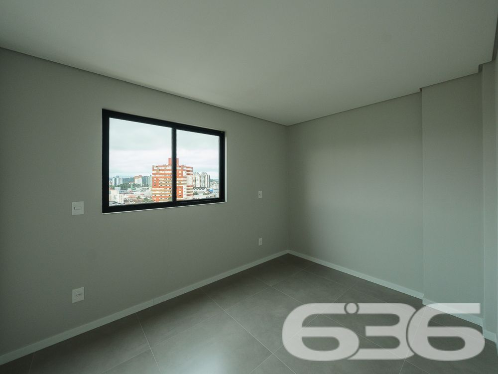 COBERTURA PLANA À VENDA NO BAIRRO ANITA GARIBALDI – JOINVILLE/SC –  ESTUDA PERMUTA

Se o seu próximo imóvel precisa ser novo, bem localizado, com excelente padrão de acabamento e pronto para ser moldado ao seu estilo de vida, essa cobertura plana no bairro Anita Garibaldi é a escolha perfeita!

Com 124,85m² de área, este imóvel oferece um layout inteligente e acabamento de alto padrão. A ampla área social integra sala de estar e jantar com cozinha em conceito aberto. A luminosidade natural é garantida por janelas amplas com vista panorâmica da cidade, além de uma charmosa churrasqueira privativa na área social. Estuda permuta.

A composição do imóvel inclui:
* 1 suíte ampla
* 1 dormitório
* 1 banheiro social + 1 lavabo
* Área de serviço separada
* Garagem coberta
* Fechadura digital de alta segurança

Se você procura exclusividade, segurança, ótima localização e valorização, agende agora mesmo sua visita com a equipe da 636 Negócios Imobiliários. São mais de 30 anos de experiência em mediação imobiliária, oferecendo segurança técnica, jurídica e excelência no atendimento. Aqui, você encontra mais do que imóveis: você encontra oportunidades sólidas de viver bem e investir com inteligência.

Agende sua visita!

 636 NEGÓCIOS IMOBILIÁRIOS: A SUA MELHOR ESCOLHA
Com mais de 30 anos de experiência, a 636 Negócios Imobiliários é sua parceira ideal para encontrar o imóvel perfeito. Estamos prontos para ajudá-lo a fazer deste imóvel o seu novo lar.
 
Telefone: (47) 3451-0636
WhatsApp: (47) 99190-0636
 
Não perca esta oportunidade única. Visite nosso site para mais informações: i636.com.br