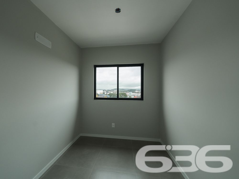 COBERTURA PLANA À VENDA NO BAIRRO ANITA GARIBALDI – JOINVILLE/SC –  ESTUDA PERMUTA

Se o seu próximo imóvel precisa ser novo, bem localizado, com excelente padrão de acabamento e pronto para ser moldado ao seu estilo de vida, essa cobertura plana no bairro Anita Garibaldi é a escolha perfeita!

Com 124,85m² de área, este imóvel oferece um layout inteligente e acabamento de alto padrão. A ampla área social integra sala de estar e jantar com cozinha em conceito aberto. A luminosidade natural é garantida por janelas amplas com vista panorâmica da cidade, além de uma charmosa churrasqueira privativa na área social. Estuda permuta.

A composição do imóvel inclui:
* 1 suíte ampla
* 1 dormitório
* 1 banheiro social + 1 lavabo
* Área de serviço separada
* Garagem coberta
* Fechadura digital de alta segurança

Se você procura exclusividade, segurança, ótima localização e valorização, agende agora mesmo sua visita com a equipe da 636 Negócios Imobiliários. São mais de 30 anos de experiência em mediação imobiliária, oferecendo segurança técnica, jurídica e excelência no atendimento. Aqui, você encontra mais do que imóveis: você encontra oportunidades sólidas de viver bem e investir com inteligência.

Agende sua visita!

 636 NEGÓCIOS IMOBILIÁRIOS: A SUA MELHOR ESCOLHA
Com mais de 30 anos de experiência, a 636 Negócios Imobiliários é sua parceira ideal para encontrar o imóvel perfeito. Estamos prontos para ajudá-lo a fazer deste imóvel o seu novo lar.
 
Telefone: (47) 3451-0636
WhatsApp: (47) 99190-0636
 
Não perca esta oportunidade única. Visite nosso site para mais informações: i636.com.br