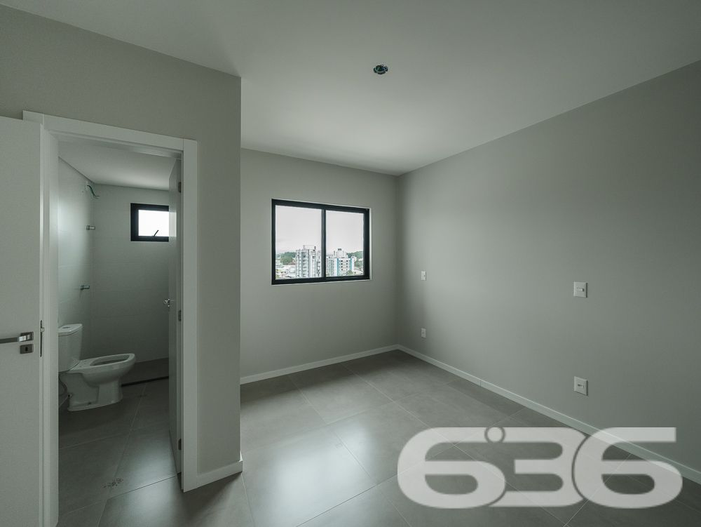 COBERTURA PLANA À VENDA NO BAIRRO ANITA GARIBALDI – JOINVILLE/SC –  ESTUDA PERMUTA

Se o seu próximo imóvel precisa ser novo, bem localizado, com excelente padrão de acabamento e pronto para ser moldado ao seu estilo de vida, essa cobertura plana no bairro Anita Garibaldi é a escolha perfeita!

Com 124,85m² de área, este imóvel oferece um layout inteligente e acabamento de alto padrão. A ampla área social integra sala de estar e jantar com cozinha em conceito aberto. A luminosidade natural é garantida por janelas amplas com vista panorâmica da cidade, além de uma charmosa churrasqueira privativa na área social. Estuda permuta.

A composição do imóvel inclui:
* 1 suíte ampla
* 1 dormitório
* 1 banheiro social + 1 lavabo
* Área de serviço separada
* Garagem coberta
* Fechadura digital de alta segurança

Se você procura exclusividade, segurança, ótima localização e valorização, agende agora mesmo sua visita com a equipe da 636 Negócios Imobiliários. São mais de 30 anos de experiência em mediação imobiliária, oferecendo segurança técnica, jurídica e excelência no atendimento. Aqui, você encontra mais do que imóveis: você encontra oportunidades sólidas de viver bem e investir com inteligência.

Agende sua visita!

 636 NEGÓCIOS IMOBILIÁRIOS: A SUA MELHOR ESCOLHA
Com mais de 30 anos de experiência, a 636 Negócios Imobiliários é sua parceira ideal para encontrar o imóvel perfeito. Estamos prontos para ajudá-lo a fazer deste imóvel o seu novo lar.
 
Telefone: (47) 3451-0636
WhatsApp: (47) 99190-0636
 
Não perca esta oportunidade única. Visite nosso site para mais informações: i636.com.br