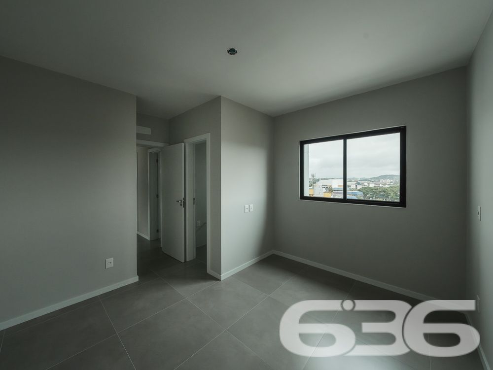 COBERTURA PLANA À VENDA NO BAIRRO ANITA GARIBALDI – JOINVILLE/SC –  ESTUDA PERMUTA

Se o seu próximo imóvel precisa ser novo, bem localizado, com excelente padrão de acabamento e pronto para ser moldado ao seu estilo de vida, essa cobertura plana no bairro Anita Garibaldi é a escolha perfeita!

Com 124,85m² de área, este imóvel oferece um layout inteligente e acabamento de alto padrão. A ampla área social integra sala de estar e jantar com cozinha em conceito aberto. A luminosidade natural é garantida por janelas amplas com vista panorâmica da cidade, além de uma charmosa churrasqueira privativa na área social. Estuda permuta.

A composição do imóvel inclui:
* 1 suíte ampla
* 1 dormitório
* 1 banheiro social + 1 lavabo
* Área de serviço separada
* Garagem coberta
* Fechadura digital de alta segurança

Se você procura exclusividade, segurança, ótima localização e valorização, agende agora mesmo sua visita com a equipe da 636 Negócios Imobiliários. São mais de 30 anos de experiência em mediação imobiliária, oferecendo segurança técnica, jurídica e excelência no atendimento. Aqui, você encontra mais do que imóveis: você encontra oportunidades sólidas de viver bem e investir com inteligência.

Agende sua visita!

 636 NEGÓCIOS IMOBILIÁRIOS: A SUA MELHOR ESCOLHA
Com mais de 30 anos de experiência, a 636 Negócios Imobiliários é sua parceira ideal para encontrar o imóvel perfeito. Estamos prontos para ajudá-lo a fazer deste imóvel o seu novo lar.
 
Telefone: (47) 3451-0636
WhatsApp: (47) 99190-0636
 
Não perca esta oportunidade única. Visite nosso site para mais informações: i636.com.br