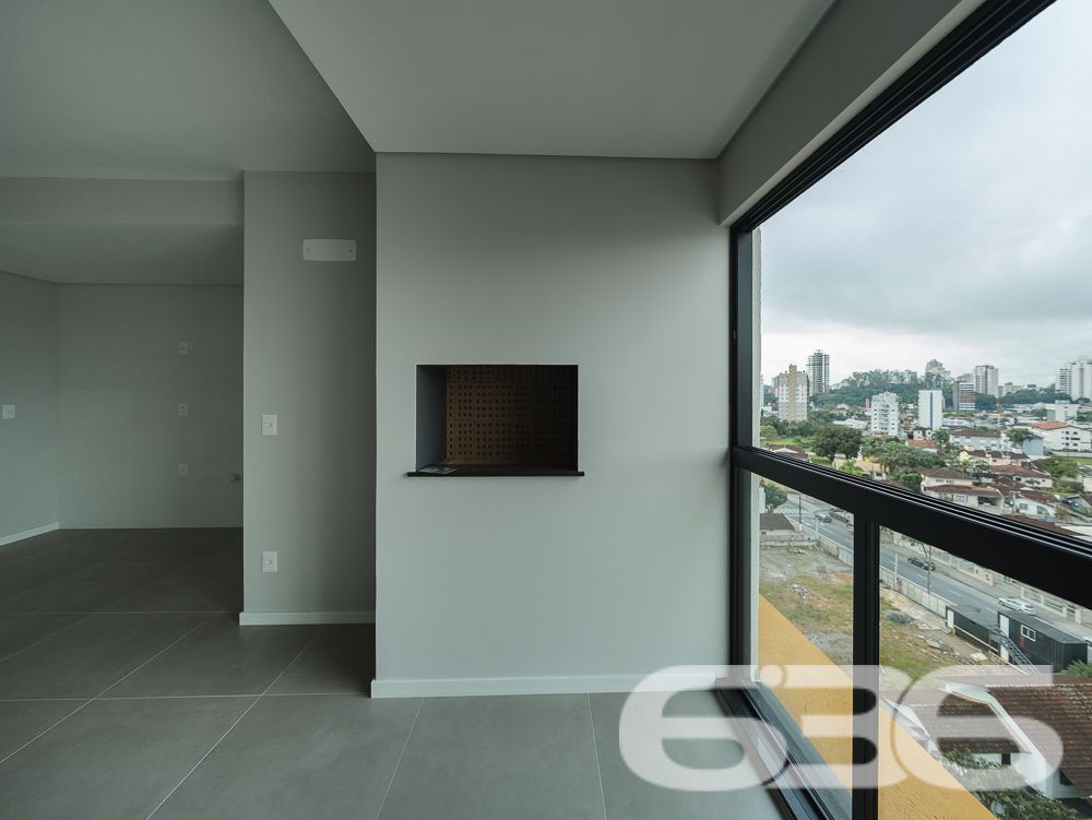 COBERTURA PLANA À VENDA NO BAIRRO ANITA GARIBALDI – JOINVILLE/SC –  ESTUDA PERMUTA

Se o seu próximo imóvel precisa ser novo, bem localizado, com excelente padrão de acabamento e pronto para ser moldado ao seu estilo de vida, essa cobertura plana no bairro Anita Garibaldi é a escolha perfeita!

Com 124,85m² de área, este imóvel oferece um layout inteligente e acabamento de alto padrão. A ampla área social integra sala de estar e jantar com cozinha em conceito aberto. A luminosidade natural é garantida por janelas amplas com vista panorâmica da cidade, além de uma charmosa churrasqueira privativa na área social. Estuda permuta.

A composição do imóvel inclui:
* 1 suíte ampla
* 1 dormitório
* 1 banheiro social + 1 lavabo
* Área de serviço separada
* Garagem coberta
* Fechadura digital de alta segurança

Se você procura exclusividade, segurança, ótima localização e valorização, agende agora mesmo sua visita com a equipe da 636 Negócios Imobiliários. São mais de 30 anos de experiência em mediação imobiliária, oferecendo segurança técnica, jurídica e excelência no atendimento. Aqui, você encontra mais do que imóveis: você encontra oportunidades sólidas de viver bem e investir com inteligência.

Agende sua visita!

 636 NEGÓCIOS IMOBILIÁRIOS: A SUA MELHOR ESCOLHA
Com mais de 30 anos de experiência, a 636 Negócios Imobiliários é sua parceira ideal para encontrar o imóvel perfeito. Estamos prontos para ajudá-lo a fazer deste imóvel o seu novo lar.
 
Telefone: (47) 3451-0636
WhatsApp: (47) 99190-0636
 
Não perca esta oportunidade única. Visite nosso site para mais informações: i636.com.br