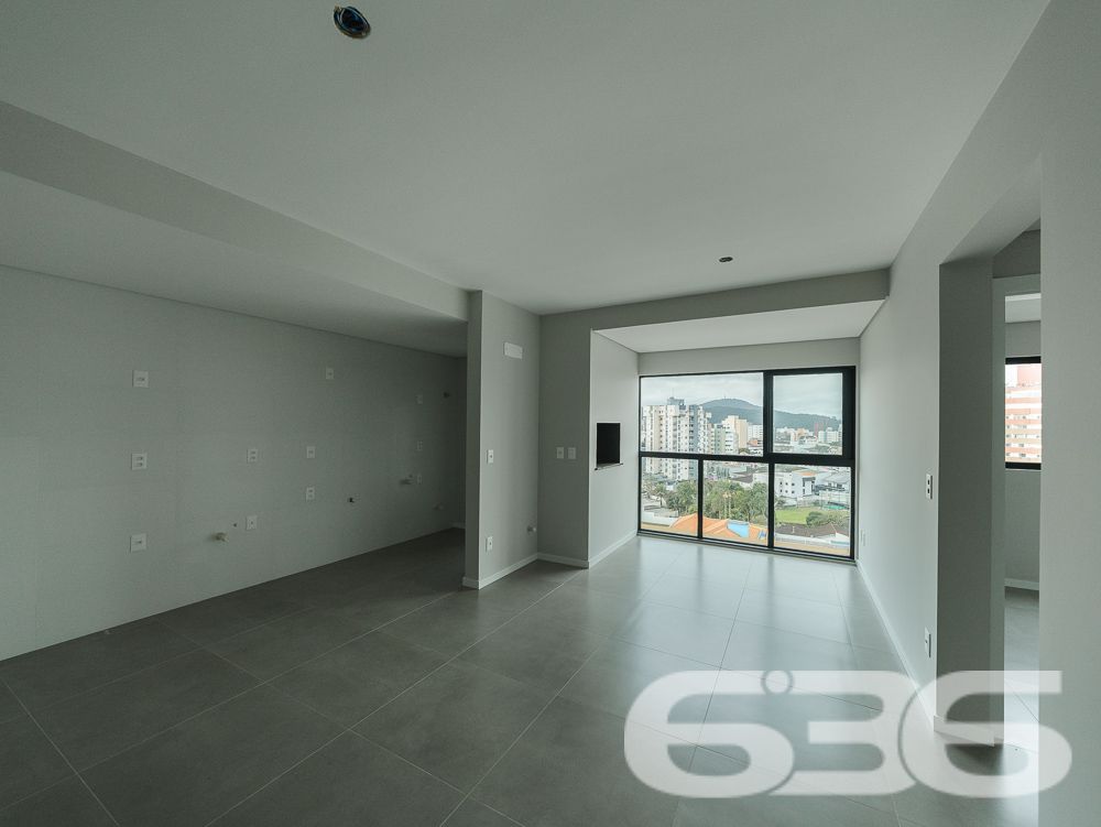 COBERTURA PLANA À VENDA NO BAIRRO ANITA GARIBALDI – JOINVILLE/SC –  ESTUDA PERMUTA

Se o seu próximo imóvel precisa ser novo, bem localizado, com excelente padrão de acabamento e pronto para ser moldado ao seu estilo de vida, essa cobertura plana no bairro Anita Garibaldi é a escolha perfeita!

Com 124,85m² de área, este imóvel oferece um layout inteligente e acabamento de alto padrão. A ampla área social integra sala de estar e jantar com cozinha em conceito aberto. A luminosidade natural é garantida por janelas amplas com vista panorâmica da cidade, além de uma charmosa churrasqueira privativa na área social. Estuda permuta.

A composição do imóvel inclui:
* 1 suíte ampla
* 1 dormitório
* 1 banheiro social + 1 lavabo
* Área de serviço separada
* Garagem coberta
* Fechadura digital de alta segurança

Se você procura exclusividade, segurança, ótima localização e valorização, agende agora mesmo sua visita com a equipe da 636 Negócios Imobiliários. São mais de 30 anos de experiência em mediação imobiliária, oferecendo segurança técnica, jurídica e excelência no atendimento. Aqui, você encontra mais do que imóveis: você encontra oportunidades sólidas de viver bem e investir com inteligência.

Agende sua visita!

 636 NEGÓCIOS IMOBILIÁRIOS: A SUA MELHOR ESCOLHA
Com mais de 30 anos de experiência, a 636 Negócios Imobiliários é sua parceira ideal para encontrar o imóvel perfeito. Estamos prontos para ajudá-lo a fazer deste imóvel o seu novo lar.
 
Telefone: (47) 3451-0636
WhatsApp: (47) 99190-0636
 
Não perca esta oportunidade única. Visite nosso site para mais informações: i636.com.br