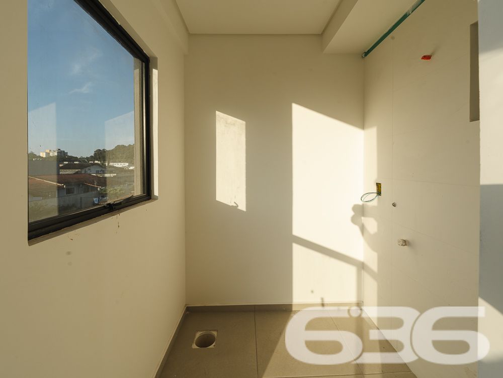 Com uma localização privilegiada no bairro Costa e Silva em Joinville/SC, este sofisticado apartamento promete um estilo de vida exclusivo e repleto de comodidades.
* Garagem coberta para proteger seu veículo.
* Suíte espaçosa para seu descanso.
* Dormitório adicional para família ou visitas.
* Sala de estar e jantar integradas, perfeitas para receber.
* Cozinha planejada, pronta para ser o coração da casa.
* Banheiro social com acabamentos de qualidade.
* Sacada com churrasqueira, ideal para confraternizações.
* Área de festa com churrasqueira, ampliando as opções para entretenimento.
Localização e Comodidades:
* Rua pavimentada assegurando fácil acesso.
* Proximidade com vias principais, shopping centers, escolas, hospitais e serviços públicos essenciais, promovendo praticidade no dia a dia.
* Este apartamento é mais do que um espaço para morar, é um ambiente projetado para oferecer uma vida cheia de memórias felizes e momentos especiais. As amplas janelas garantem iluminação natural abundante, enquanto o layout inteligente maximiza o uso de cada metro quadrado.
A 636 Negócios Imobiliários, com mais de 30 anos de experiência no mercado imobiliário, garante um processo de compra transparente e eficiente. Nossa expertise técnico-jurídica assegura tranquilidade em todas as etapas do negócio.
Realize seu sonho com a 636 Negócios Imobiliários. Este apartamento é a escolha perfeita para quem busca qualidade de vida, conveniência e um excelente retorno sobre o investimento. Visite e deixe-se encantar pelo potencial deste belo imóvel.
Agende uma visita e venha conhecer seu novo lar!
636 NEGÓCIOS IMOBILIÁRIOS: A SUA MELHOR ESCOLHA
Com mais de 30 anos de experiência, a 636 Negócios Imobiliários é sua parceira ideal para encontrar o imóvel perfeito. Estamos prontos para ajudá-lo a fazer deste imóvel o seu novo lar.
Telefone: (47) 3451-0636
WhatsApp: (47) 99190-0636
Não perca esta oportunidade única. Visite nosso site para mais informações: i636.com.br