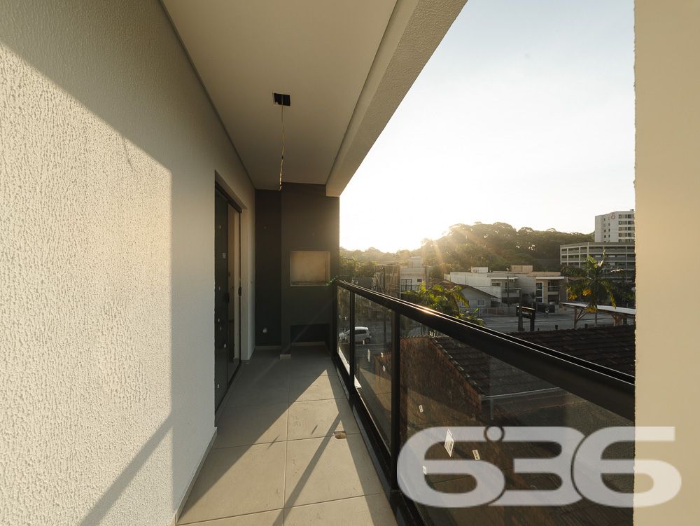 Com uma localização privilegiada no bairro Costa e Silva em Joinville/SC, este sofisticado apartamento promete um estilo de vida exclusivo e repleto de comodidades.
* Garagem coberta para proteger seu veículo.
* Suíte espaçosa para seu descanso.
* Dormitório adicional para família ou visitas.
* Sala de estar e jantar integradas, perfeitas para receber.
* Cozinha planejada, pronta para ser o coração da casa.
* Banheiro social com acabamentos de qualidade.
* Sacada com churrasqueira, ideal para confraternizações.
* Área de festa com churrasqueira, ampliando as opções para entretenimento.
Localização e Comodidades:
* Rua pavimentada assegurando fácil acesso.
* Proximidade com vias principais, shopping centers, escolas, hospitais e serviços públicos essenciais, promovendo praticidade no dia a dia.
* Este apartamento é mais do que um espaço para morar, é um ambiente projetado para oferecer uma vida cheia de memórias felizes e momentos especiais. As amplas janelas garantem iluminação natural abundante, enquanto o layout inteligente maximiza o uso de cada metro quadrado.
A 636 Negócios Imobiliários, com mais de 30 anos de experiência no mercado imobiliário, garante um processo de compra transparente e eficiente. Nossa expertise técnico-jurídica assegura tranquilidade em todas as etapas do negócio.
Realize seu sonho com a 636 Negócios Imobiliários. Este apartamento é a escolha perfeita para quem busca qualidade de vida, conveniência e um excelente retorno sobre o investimento. Visite e deixe-se encantar pelo potencial deste belo imóvel.
Agende uma visita e venha conhecer seu novo lar!
636 NEGÓCIOS IMOBILIÁRIOS: A SUA MELHOR ESCOLHA
Com mais de 30 anos de experiência, a 636 Negócios Imobiliários é sua parceira ideal para encontrar o imóvel perfeito. Estamos prontos para ajudá-lo a fazer deste imóvel o seu novo lar.
Telefone: (47) 3451-0636
WhatsApp: (47) 99190-0636
Não perca esta oportunidade única. Visite nosso site para mais informações: i636.com.br
