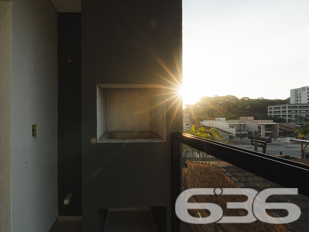 Com uma localização privilegiada no bairro Costa e Silva em Joinville/SC, este sofisticado apartamento promete um estilo de vida exclusivo e repleto de comodidades.
* Garagem coberta para proteger seu veículo.
* Suíte espaçosa para seu descanso.
* Dormitório adicional para família ou visitas.
* Sala de estar e jantar integradas, perfeitas para receber.
* Cozinha planejada, pronta para ser o coração da casa.
* Banheiro social com acabamentos de qualidade.
* Sacada com churrasqueira, ideal para confraternizações.
* Área de festa com churrasqueira, ampliando as opções para entretenimento.
Localização e Comodidades:
* Rua pavimentada assegurando fácil acesso.
* Proximidade com vias principais, shopping centers, escolas, hospitais e serviços públicos essenciais, promovendo praticidade no dia a dia.
* Este apartamento é mais do que um espaço para morar, é um ambiente projetado para oferecer uma vida cheia de memórias felizes e momentos especiais. As amplas janelas garantem iluminação natural abundante, enquanto o layout inteligente maximiza o uso de cada metro quadrado.
A 636 Negócios Imobiliários, com mais de 30 anos de experiência no mercado imobiliário, garante um processo de compra transparente e eficiente. Nossa expertise técnico-jurídica assegura tranquilidade em todas as etapas do negócio.
Realize seu sonho com a 636 Negócios Imobiliários. Este apartamento é a escolha perfeita para quem busca qualidade de vida, conveniência e um excelente retorno sobre o investimento. Visite e deixe-se encantar pelo potencial deste belo imóvel.
Agende uma visita e venha conhecer seu novo lar!
636 NEGÓCIOS IMOBILIÁRIOS: A SUA MELHOR ESCOLHA
Com mais de 30 anos de experiência, a 636 Negócios Imobiliários é sua parceira ideal para encontrar o imóvel perfeito. Estamos prontos para ajudá-lo a fazer deste imóvel o seu novo lar.
Telefone: (47) 3451-0636
WhatsApp: (47) 99190-0636
Não perca esta oportunidade única. Visite nosso site para mais informações: i636.com.br
