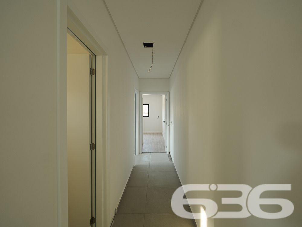 Com uma localização privilegiada no bairro Costa e Silva em Joinville/SC, este sofisticado apartamento promete um estilo de vida exclusivo e repleto de comodidades.
* Garagem coberta para proteger seu veículo.
* Suíte espaçosa para seu descanso.
* Dormitório adicional para família ou visitas.
* Sala de estar e jantar integradas, perfeitas para receber.
* Cozinha planejada, pronta para ser o coração da casa.
* Banheiro social com acabamentos de qualidade.
* Sacada com churrasqueira, ideal para confraternizações.
* Área de festa com churrasqueira, ampliando as opções para entretenimento.
Localização e Comodidades:
* Rua pavimentada assegurando fácil acesso.
* Proximidade com vias principais, shopping centers, escolas, hospitais e serviços públicos essenciais, promovendo praticidade no dia a dia.
* Este apartamento é mais do que um espaço para morar, é um ambiente projetado para oferecer uma vida cheia de memórias felizes e momentos especiais. As amplas janelas garantem iluminação natural abundante, enquanto o layout inteligente maximiza o uso de cada metro quadrado.
A 636 Negócios Imobiliários, com mais de 30 anos de experiência no mercado imobiliário, garante um processo de compra transparente e eficiente. Nossa expertise técnico-jurídica assegura tranquilidade em todas as etapas do negócio.
Realize seu sonho com a 636 Negócios Imobiliários. Este apartamento é a escolha perfeita para quem busca qualidade de vida, conveniência e um excelente retorno sobre o investimento. Visite e deixe-se encantar pelo potencial deste belo imóvel.
Agende uma visita e venha conhecer seu novo lar!
636 NEGÓCIOS IMOBILIÁRIOS: A SUA MELHOR ESCOLHA
Com mais de 30 anos de experiência, a 636 Negócios Imobiliários é sua parceira ideal para encontrar o imóvel perfeito. Estamos prontos para ajudá-lo a fazer deste imóvel o seu novo lar.
Telefone: (47) 3451-0636
WhatsApp: (47) 99190-0636
Não perca esta oportunidade única. Visite nosso site para mais informações: i636.com.br