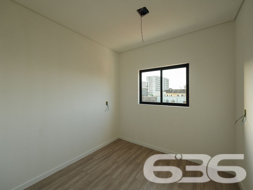 Com uma localização privilegiada no bairro Costa e Silva em Joinville/SC, este sofisticado apartamento promete um estilo de vida exclusivo e repleto de comodidades.
* Garagem coberta para proteger seu veículo.
* Suíte espaçosa para seu descanso.
* Dormitório adicional para família ou visitas.
* Sala de estar e jantar integradas, perfeitas para receber.
* Cozinha planejada, pronta para ser o coração da casa.
* Banheiro social com acabamentos de qualidade.
* Sacada com churrasqueira, ideal para confraternizações.
* Área de festa com churrasqueira, ampliando as opções para entretenimento.
Localização e Comodidades:
* Rua pavimentada assegurando fácil acesso.
* Proximidade com vias principais, shopping centers, escolas, hospitais e serviços públicos essenciais, promovendo praticidade no dia a dia.
* Este apartamento é mais do que um espaço para morar, é um ambiente projetado para oferecer uma vida cheia de memórias felizes e momentos especiais. As amplas janelas garantem iluminação natural abundante, enquanto o layout inteligente maximiza o uso de cada metro quadrado.
A 636 Negócios Imobiliários, com mais de 30 anos de experiência no mercado imobiliário, garante um processo de compra transparente e eficiente. Nossa expertise técnico-jurídica assegura tranquilidade em todas as etapas do negócio.
Realize seu sonho com a 636 Negócios Imobiliários. Este apartamento é a escolha perfeita para quem busca qualidade de vida, conveniência e um excelente retorno sobre o investimento. Visite e deixe-se encantar pelo potencial deste belo imóvel.
Agende uma visita e venha conhecer seu novo lar!
636 NEGÓCIOS IMOBILIÁRIOS: A SUA MELHOR ESCOLHA
Com mais de 30 anos de experiência, a 636 Negócios Imobiliários é sua parceira ideal para encontrar o imóvel perfeito. Estamos prontos para ajudá-lo a fazer deste imóvel o seu novo lar.
Telefone: (47) 3451-0636
WhatsApp: (47) 99190-0636
Não perca esta oportunidade única. Visite nosso site para mais informações: i636.com.br