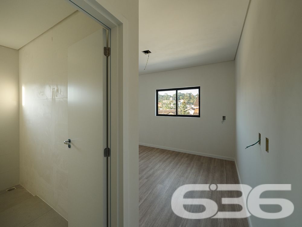 Com uma localização privilegiada no bairro Costa e Silva em Joinville/SC, este sofisticado apartamento promete um estilo de vida exclusivo e repleto de comodidades.
* Garagem coberta para proteger seu veículo.
* Suíte espaçosa para seu descanso.
* Dormitório adicional para família ou visitas.
* Sala de estar e jantar integradas, perfeitas para receber.
* Cozinha planejada, pronta para ser o coração da casa.
* Banheiro social com acabamentos de qualidade.
* Sacada com churrasqueira, ideal para confraternizações.
* Área de festa com churrasqueira, ampliando as opções para entretenimento.
Localização e Comodidades:
* Rua pavimentada assegurando fácil acesso.
* Proximidade com vias principais, shopping centers, escolas, hospitais e serviços públicos essenciais, promovendo praticidade no dia a dia.
* Este apartamento é mais do que um espaço para morar, é um ambiente projetado para oferecer uma vida cheia de memórias felizes e momentos especiais. As amplas janelas garantem iluminação natural abundante, enquanto o layout inteligente maximiza o uso de cada metro quadrado.
A 636 Negócios Imobiliários, com mais de 30 anos de experiência no mercado imobiliário, garante um processo de compra transparente e eficiente. Nossa expertise técnico-jurídica assegura tranquilidade em todas as etapas do negócio.
Realize seu sonho com a 636 Negócios Imobiliários. Este apartamento é a escolha perfeita para quem busca qualidade de vida, conveniência e um excelente retorno sobre o investimento. Visite e deixe-se encantar pelo potencial deste belo imóvel.
Agende uma visita e venha conhecer seu novo lar!
636 NEGÓCIOS IMOBILIÁRIOS: A SUA MELHOR ESCOLHA
Com mais de 30 anos de experiência, a 636 Negócios Imobiliários é sua parceira ideal para encontrar o imóvel perfeito. Estamos prontos para ajudá-lo a fazer deste imóvel o seu novo lar.
Telefone: (47) 3451-0636
WhatsApp: (47) 99190-0636
Não perca esta oportunidade única. Visite nosso site para mais informações: i636.com.br