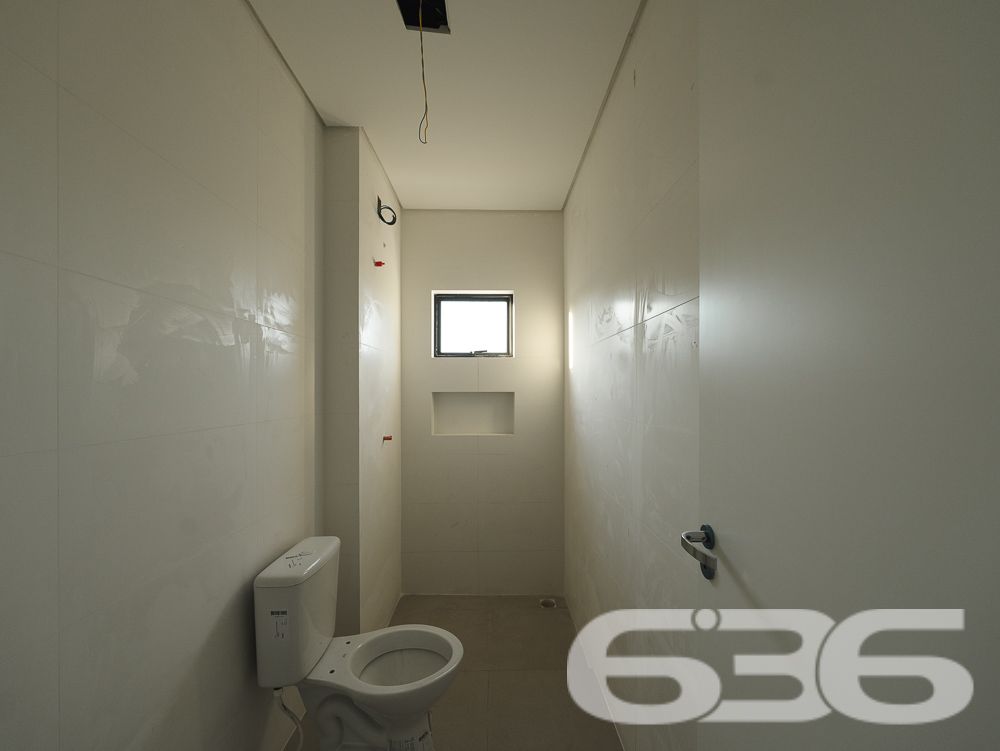 Com uma localização privilegiada no bairro Costa e Silva em Joinville/SC, este sofisticado apartamento promete um estilo de vida exclusivo e repleto de comodidades.
* Garagem coberta para proteger seu veículo.
* Suíte espaçosa para seu descanso.
* Dormitório adicional para família ou visitas.
* Sala de estar e jantar integradas, perfeitas para receber.
* Cozinha planejada, pronta para ser o coração da casa.
* Banheiro social com acabamentos de qualidade.
* Sacada com churrasqueira, ideal para confraternizações.
* Área de festa com churrasqueira, ampliando as opções para entretenimento.
Localização e Comodidades:
* Rua pavimentada assegurando fácil acesso.
* Proximidade com vias principais, shopping centers, escolas, hospitais e serviços públicos essenciais, promovendo praticidade no dia a dia.
* Este apartamento é mais do que um espaço para morar, é um ambiente projetado para oferecer uma vida cheia de memórias felizes e momentos especiais. As amplas janelas garantem iluminação natural abundante, enquanto o layout inteligente maximiza o uso de cada metro quadrado.
A 636 Negócios Imobiliários, com mais de 30 anos de experiência no mercado imobiliário, garante um processo de compra transparente e eficiente. Nossa expertise técnico-jurídica assegura tranquilidade em todas as etapas do negócio.
Realize seu sonho com a 636 Negócios Imobiliários. Este apartamento é a escolha perfeita para quem busca qualidade de vida, conveniência e um excelente retorno sobre o investimento. Visite e deixe-se encantar pelo potencial deste belo imóvel.
Agende uma visita e venha conhecer seu novo lar!
636 NEGÓCIOS IMOBILIÁRIOS: A SUA MELHOR ESCOLHA
Com mais de 30 anos de experiência, a 636 Negócios Imobiliários é sua parceira ideal para encontrar o imóvel perfeito. Estamos prontos para ajudá-lo a fazer deste imóvel o seu novo lar.
Telefone: (47) 3451-0636
WhatsApp: (47) 99190-0636
Não perca esta oportunidade única. Visite nosso site para mais informações: i636.com.br