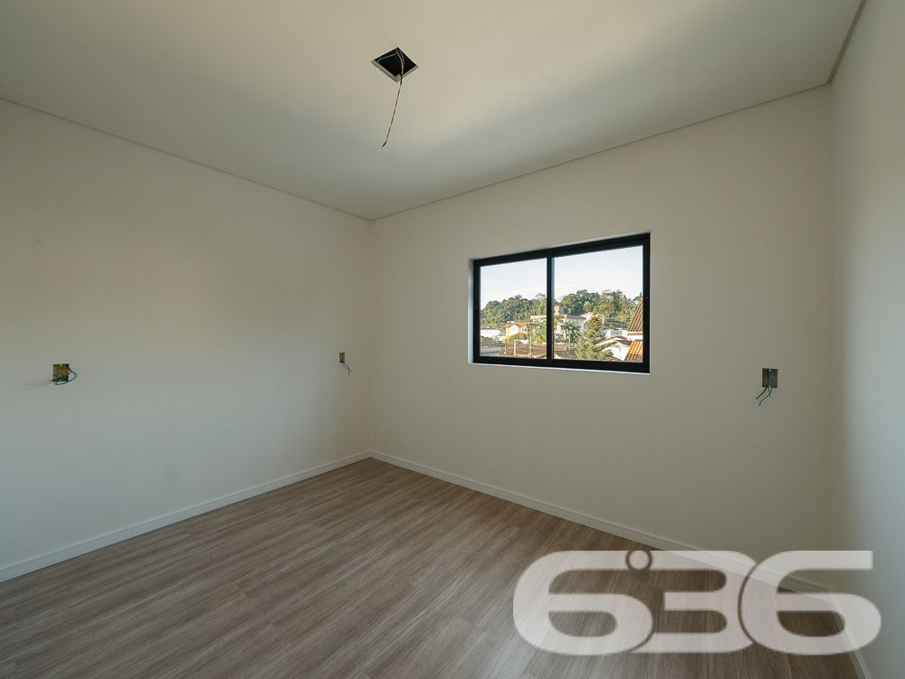 Com uma localização privilegiada no bairro Costa e Silva em Joinville/SC, este sofisticado apartamento promete um estilo de vida exclusivo e repleto de comodidades.
* Garagem coberta para proteger seu veículo.
* Suíte espaçosa para seu descanso.
* Dormitório adicional para família ou visitas.
* Sala de estar e jantar integradas, perfeitas para receber.
* Cozinha planejada, pronta para ser o coração da casa.
* Banheiro social com acabamentos de qualidade.
* Sacada com churrasqueira, ideal para confraternizações.
* Área de festa com churrasqueira, ampliando as opções para entretenimento.
Localização e Comodidades:
* Rua pavimentada assegurando fácil acesso.
* Proximidade com vias principais, shopping centers, escolas, hospitais e serviços públicos essenciais, promovendo praticidade no dia a dia.
* Este apartamento é mais do que um espaço para morar, é um ambiente projetado para oferecer uma vida cheia de memórias felizes e momentos especiais. As amplas janelas garantem iluminação natural abundante, enquanto o layout inteligente maximiza o uso de cada metro quadrado.
A 636 Negócios Imobiliários, com mais de 30 anos de experiência no mercado imobiliário, garante um processo de compra transparente e eficiente. Nossa expertise técnico-jurídica assegura tranquilidade em todas as etapas do negócio.
Realize seu sonho com a 636 Negócios Imobiliários. Este apartamento é a escolha perfeita para quem busca qualidade de vida, conveniência e um excelente retorno sobre o investimento. Visite e deixe-se encantar pelo potencial deste belo imóvel.
Agende uma visita e venha conhecer seu novo lar!
636 NEGÓCIOS IMOBILIÁRIOS: A SUA MELHOR ESCOLHA
Com mais de 30 anos de experiência, a 636 Negócios Imobiliários é sua parceira ideal para encontrar o imóvel perfeito. Estamos prontos para ajudá-lo a fazer deste imóvel o seu novo lar.
Telefone: (47) 3451-0636
WhatsApp: (47) 99190-0636
Não perca esta oportunidade única. Visite nosso site para mais informações: i636.com.br