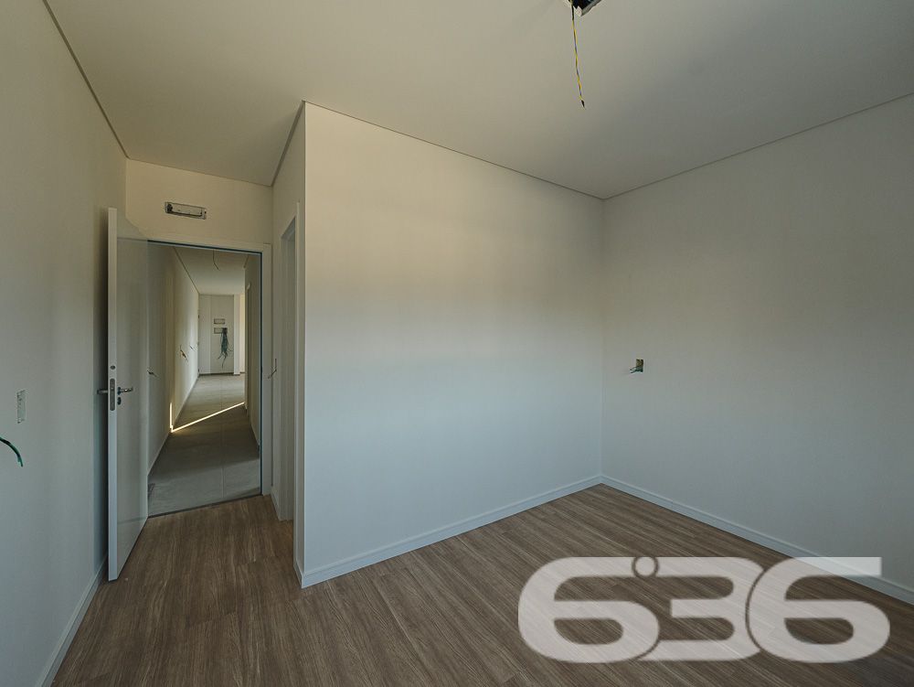Com uma localização privilegiada no bairro Costa e Silva em Joinville/SC, este sofisticado apartamento promete um estilo de vida exclusivo e repleto de comodidades.
* Garagem coberta para proteger seu veículo.
* Suíte espaçosa para seu descanso.
* Dormitório adicional para família ou visitas.
* Sala de estar e jantar integradas, perfeitas para receber.
* Cozinha planejada, pronta para ser o coração da casa.
* Banheiro social com acabamentos de qualidade.
* Sacada com churrasqueira, ideal para confraternizações.
* Área de festa com churrasqueira, ampliando as opções para entretenimento.
Localização e Comodidades:
* Rua pavimentada assegurando fácil acesso.
* Proximidade com vias principais, shopping centers, escolas, hospitais e serviços públicos essenciais, promovendo praticidade no dia a dia.
* Este apartamento é mais do que um espaço para morar, é um ambiente projetado para oferecer uma vida cheia de memórias felizes e momentos especiais. As amplas janelas garantem iluminação natural abundante, enquanto o layout inteligente maximiza o uso de cada metro quadrado.
A 636 Negócios Imobiliários, com mais de 30 anos de experiência no mercado imobiliário, garante um processo de compra transparente e eficiente. Nossa expertise técnico-jurídica assegura tranquilidade em todas as etapas do negócio.
Realize seu sonho com a 636 Negócios Imobiliários. Este apartamento é a escolha perfeita para quem busca qualidade de vida, conveniência e um excelente retorno sobre o investimento. Visite e deixe-se encantar pelo potencial deste belo imóvel.
Agende uma visita e venha conhecer seu novo lar!
636 NEGÓCIOS IMOBILIÁRIOS: A SUA MELHOR ESCOLHA
Com mais de 30 anos de experiência, a 636 Negócios Imobiliários é sua parceira ideal para encontrar o imóvel perfeito. Estamos prontos para ajudá-lo a fazer deste imóvel o seu novo lar.
Telefone: (47) 3451-0636
WhatsApp: (47) 99190-0636
Não perca esta oportunidade única. Visite nosso site para mais informações: i636.com.br
