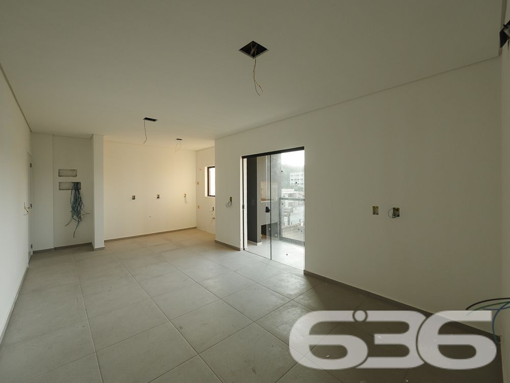 Com uma localização privilegiada no bairro Costa e Silva em Joinville/SC, este sofisticado apartamento promete um estilo de vida exclusivo e repleto de comodidades.
* Garagem coberta para proteger seu veículo.
* Suíte espaçosa para seu descanso.
* Dormitório adicional para família ou visitas.
* Sala de estar e jantar integradas, perfeitas para receber.
* Cozinha planejada, pronta para ser o coração da casa.
* Banheiro social com acabamentos de qualidade.
* Sacada com churrasqueira, ideal para confraternizações.
* Área de festa com churrasqueira, ampliando as opções para entretenimento.
Localização e Comodidades:
* Rua pavimentada assegurando fácil acesso.
* Proximidade com vias principais, shopping centers, escolas, hospitais e serviços públicos essenciais, promovendo praticidade no dia a dia.
* Este apartamento é mais do que um espaço para morar, é um ambiente projetado para oferecer uma vida cheia de memórias felizes e momentos especiais. As amplas janelas garantem iluminação natural abundante, enquanto o layout inteligente maximiza o uso de cada metro quadrado.
A 636 Negócios Imobiliários, com mais de 30 anos de experiência no mercado imobiliário, garante um processo de compra transparente e eficiente. Nossa expertise técnico-jurídica assegura tranquilidade em todas as etapas do negócio.
Realize seu sonho com a 636 Negócios Imobiliários. Este apartamento é a escolha perfeita para quem busca qualidade de vida, conveniência e um excelente retorno sobre o investimento. Visite e deixe-se encantar pelo potencial deste belo imóvel.
Agende uma visita e venha conhecer seu novo lar!
636 NEGÓCIOS IMOBILIÁRIOS: A SUA MELHOR ESCOLHA
Com mais de 30 anos de experiência, a 636 Negócios Imobiliários é sua parceira ideal para encontrar o imóvel perfeito. Estamos prontos para ajudá-lo a fazer deste imóvel o seu novo lar.
Telefone: (47) 3451-0636
WhatsApp: (47) 99190-0636
Não perca esta oportunidade única. Visite nosso site para mais informações: i636.com.br