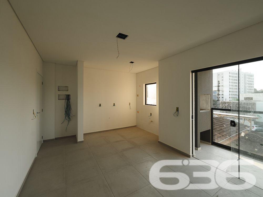 Com uma localização privilegiada no bairro Costa e Silva em Joinville/SC, este sofisticado apartamento promete um estilo de vida exclusivo e repleto de comodidades.
* Garagem coberta para proteger seu veículo.
* Suíte espaçosa para seu descanso.
* Dormitório adicional para família ou visitas.
* Sala de estar e jantar integradas, perfeitas para receber.
* Cozinha planejada, pronta para ser o coração da casa.
* Banheiro social com acabamentos de qualidade.
* Sacada com churrasqueira, ideal para confraternizações.
* Área de festa com churrasqueira, ampliando as opções para entretenimento.
Localização e Comodidades:
* Rua pavimentada assegurando fácil acesso.
* Proximidade com vias principais, shopping centers, escolas, hospitais e serviços públicos essenciais, promovendo praticidade no dia a dia.
* Este apartamento é mais do que um espaço para morar, é um ambiente projetado para oferecer uma vida cheia de memórias felizes e momentos especiais. As amplas janelas garantem iluminação natural abundante, enquanto o layout inteligente maximiza o uso de cada metro quadrado.
A 636 Negócios Imobiliários, com mais de 30 anos de experiência no mercado imobiliário, garante um processo de compra transparente e eficiente. Nossa expertise técnico-jurídica assegura tranquilidade em todas as etapas do negócio.
Realize seu sonho com a 636 Negócios Imobiliários. Este apartamento é a escolha perfeita para quem busca qualidade de vida, conveniência e um excelente retorno sobre o investimento. Visite e deixe-se encantar pelo potencial deste belo imóvel.
Agende uma visita e venha conhecer seu novo lar!
636 NEGÓCIOS IMOBILIÁRIOS: A SUA MELHOR ESCOLHA
Com mais de 30 anos de experiência, a 636 Negócios Imobiliários é sua parceira ideal para encontrar o imóvel perfeito. Estamos prontos para ajudá-lo a fazer deste imóvel o seu novo lar.
Telefone: (47) 3451-0636
WhatsApp: (47) 99190-0636
Não perca esta oportunidade única. Visite nosso site para mais informações: i636.com.br