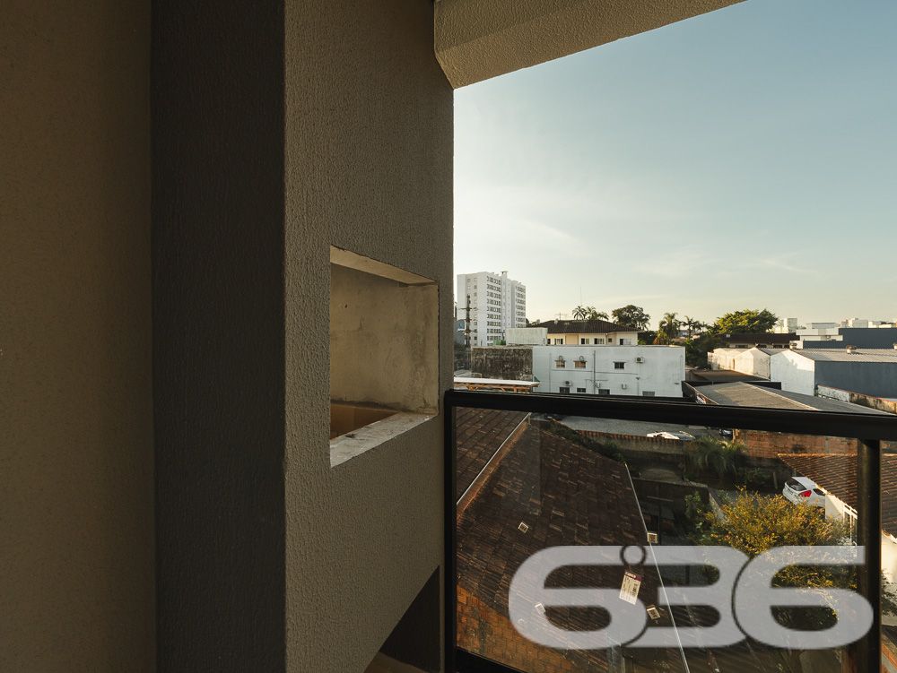 Com uma localização privilegiada no bairro Costa e Silva em Joinville/SC, este sofisticado apartamento promete um estilo de vida exclusivo e repleto de comodidades.
* Garagem coberta para proteger seu veículo.
* Suíte espaçosa para seu descanso.
* Dormitório adicional para família ou visitas.
* Sala de estar e jantar integradas, perfeitas para receber.
* Cozinha planejada, pronta para ser o coração da casa.
* Banheiro social com acabamentos de qualidade.
* Sacada com churrasqueira, ideal para confraternizações.
* Área de festa com churrasqueira, ampliando as opções para entretenimento.
Localização e Comodidades:
* Rua pavimentada assegurando fácil acesso.
* Proximidade com vias principais, shopping centers, escolas, hospitais e serviços públicos essenciais, promovendo praticidade no dia a dia.
* Este apartamento é mais do que um espaço para morar, é um ambiente projetado para oferecer uma vida cheia de memórias felizes e momentos especiais. As amplas janelas garantem iluminação natural abundante, enquanto o layout inteligente maximiza o uso de cada metro quadrado.
A 636 Negócios Imobiliários, com mais de 30 anos de experiência no mercado imobiliário, garante um processo de compra transparente e eficiente. Nossa expertise técnico-jurídica assegura tranquilidade em todas as etapas do negócio.
Realize seu sonho com a 636 Negócios Imobiliários. Este apartamento é a escolha perfeita para quem busca qualidade de vida, conveniência e um excelente retorno sobre o investimento. Visite e deixe-se encantar pelo potencial deste belo imóvel.
Agende uma visita e venha conhecer seu novo lar!
636 NEGÓCIOS IMOBILIÁRIOS: A SUA MELHOR ESCOLHA
Com mais de 30 anos de experiência, a 636 Negócios Imobiliários é sua parceira ideal para encontrar o imóvel perfeito. Estamos prontos para ajudá-lo a fazer deste imóvel o seu novo lar.
Telefone: (47) 3451-0636
WhatsApp: (47) 99190-0636
Não perca esta oportunidade única. Visite nosso site para mais informações: i636.com.br